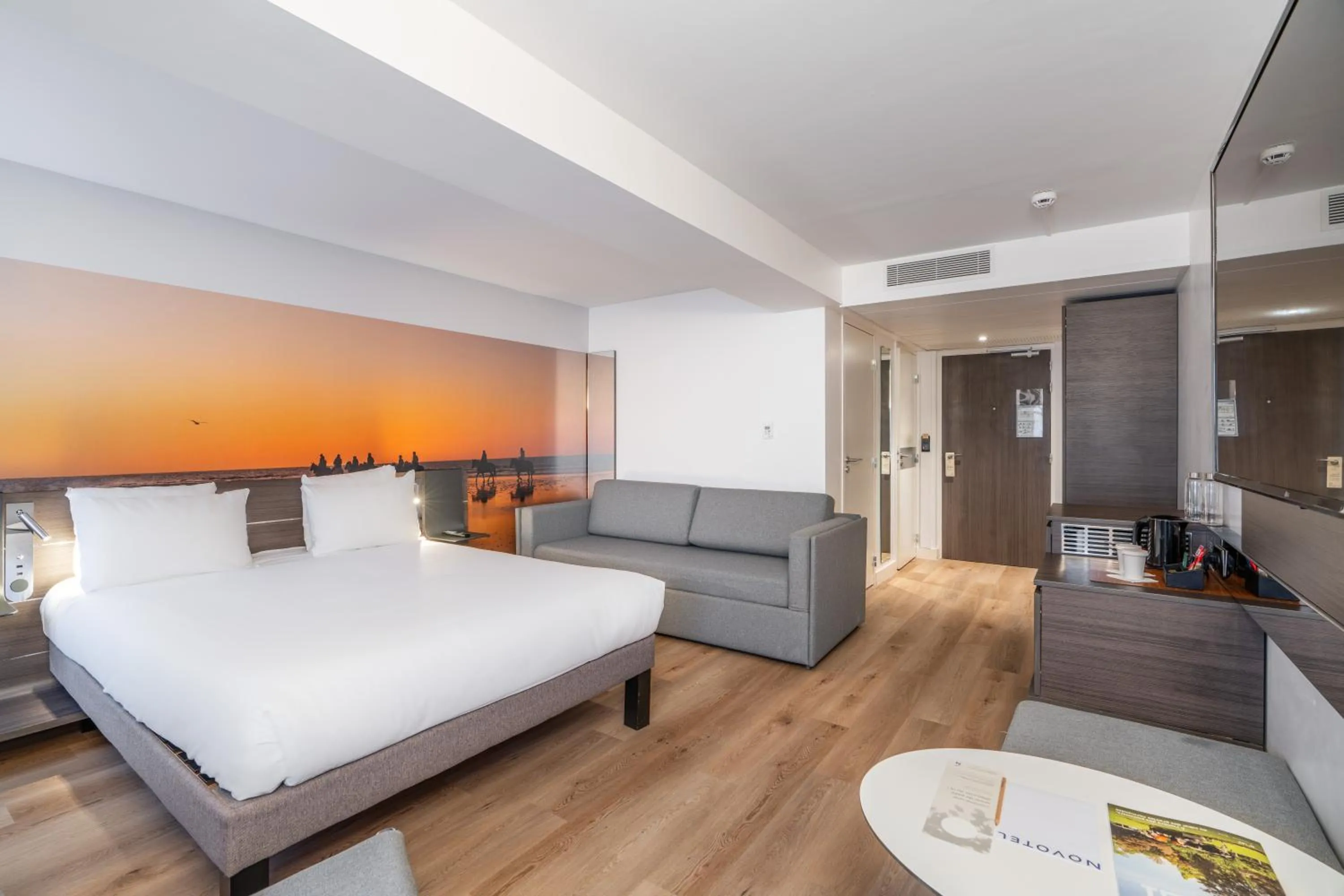 Photo of the whole room, Bed in Novotel Deauville Plage