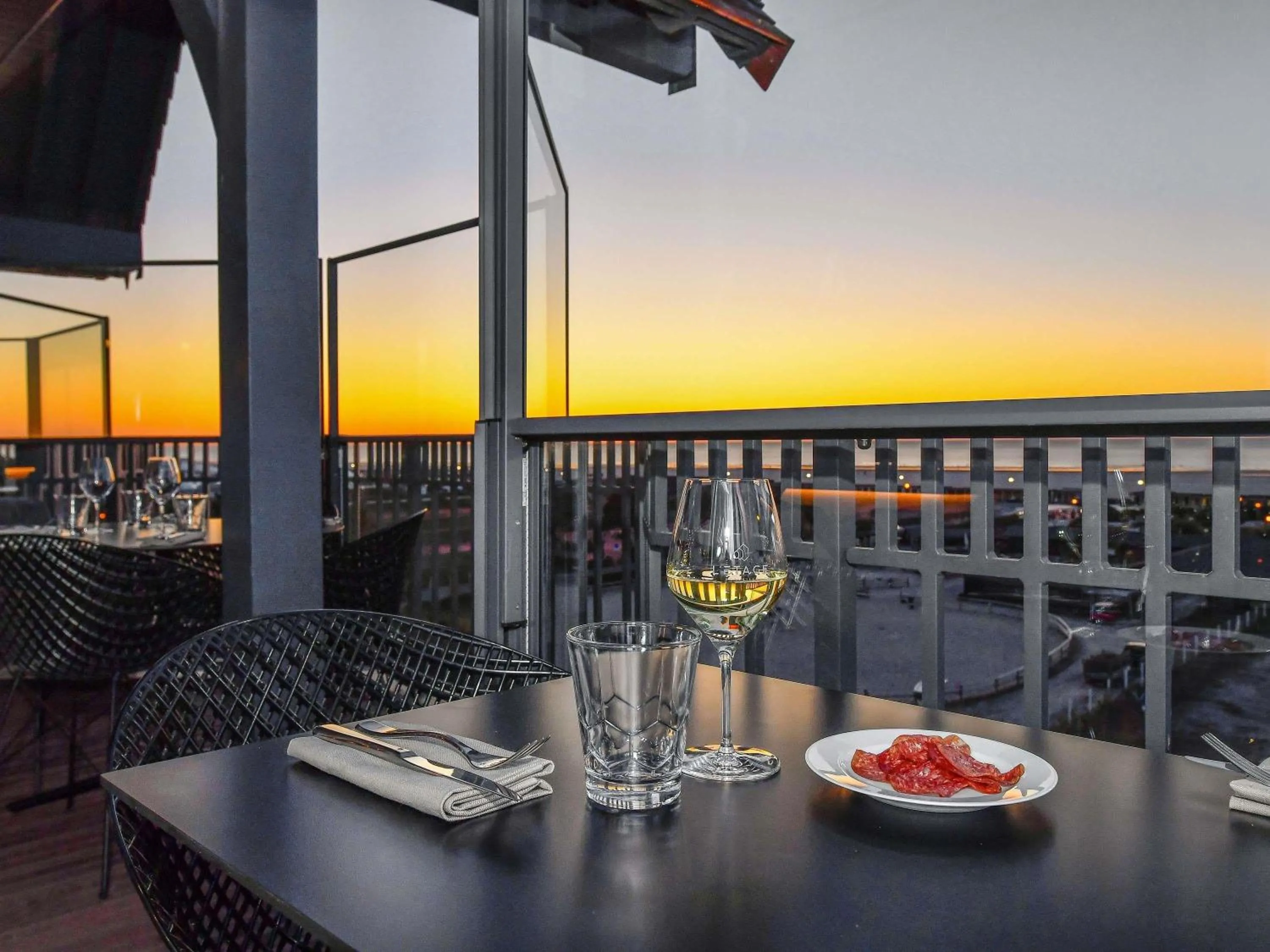 Restaurant/places to eat in Novotel Deauville Plage