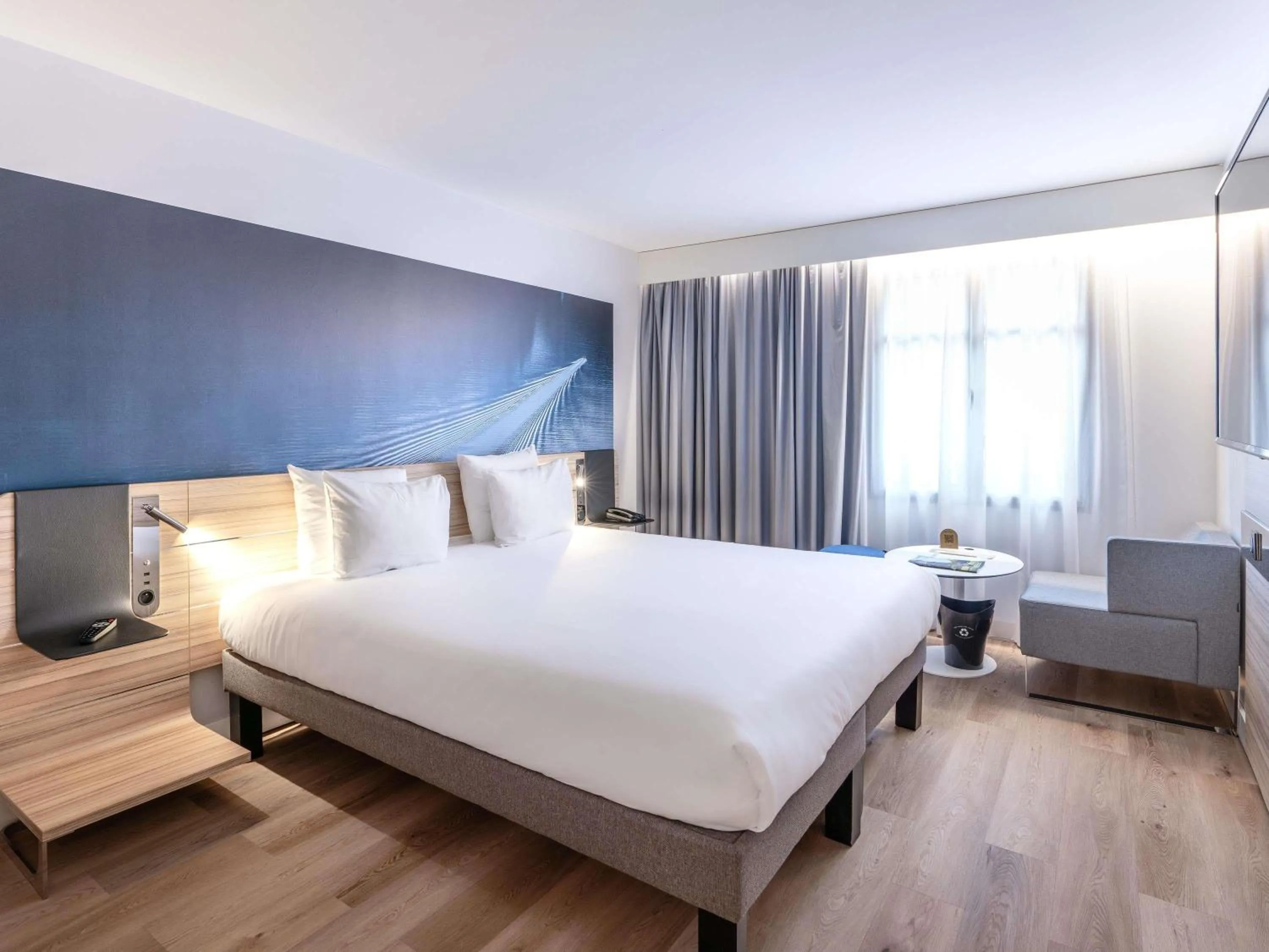 Property building, Bed in Novotel Deauville Plage