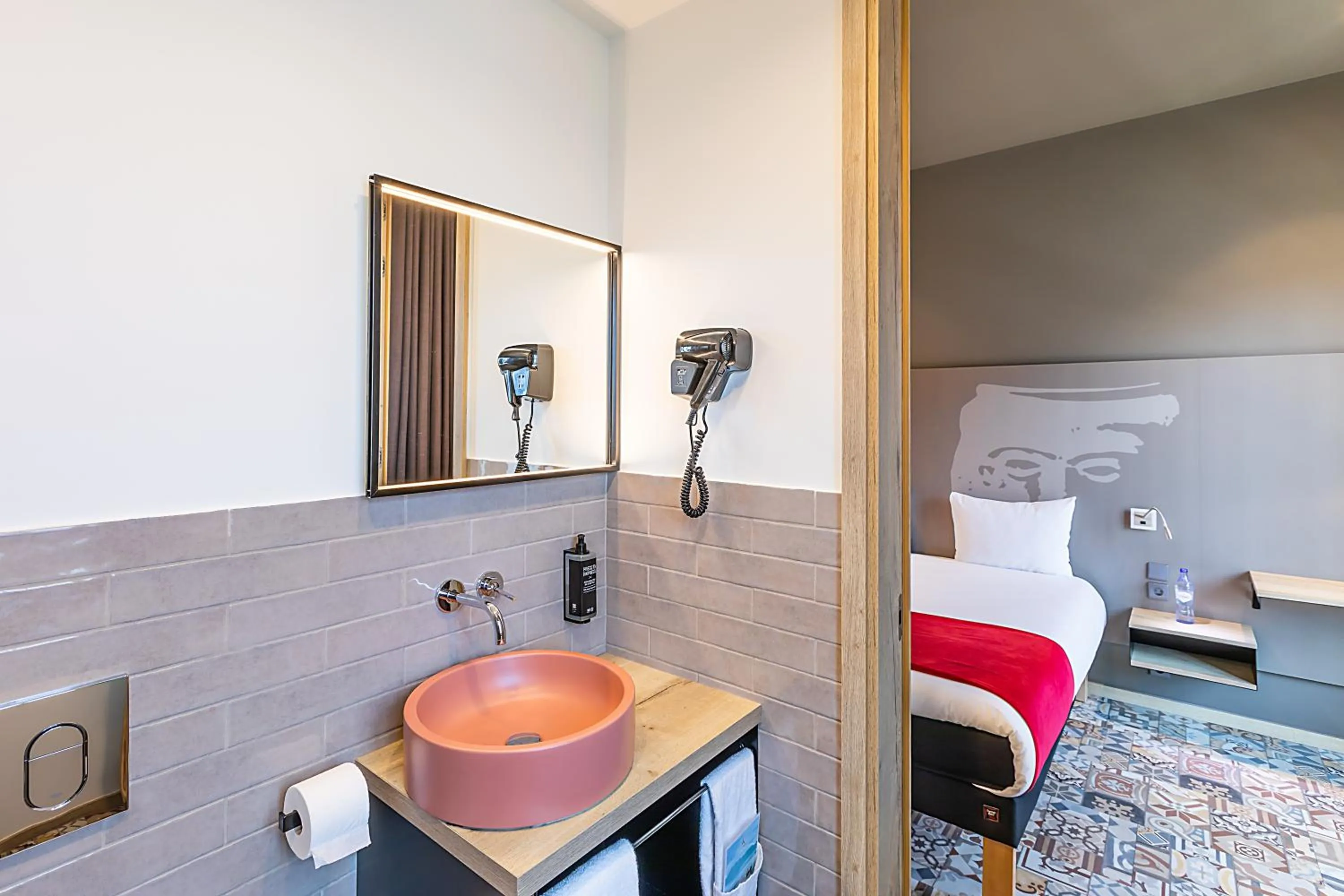 Toilet in ibis Styles Chaves