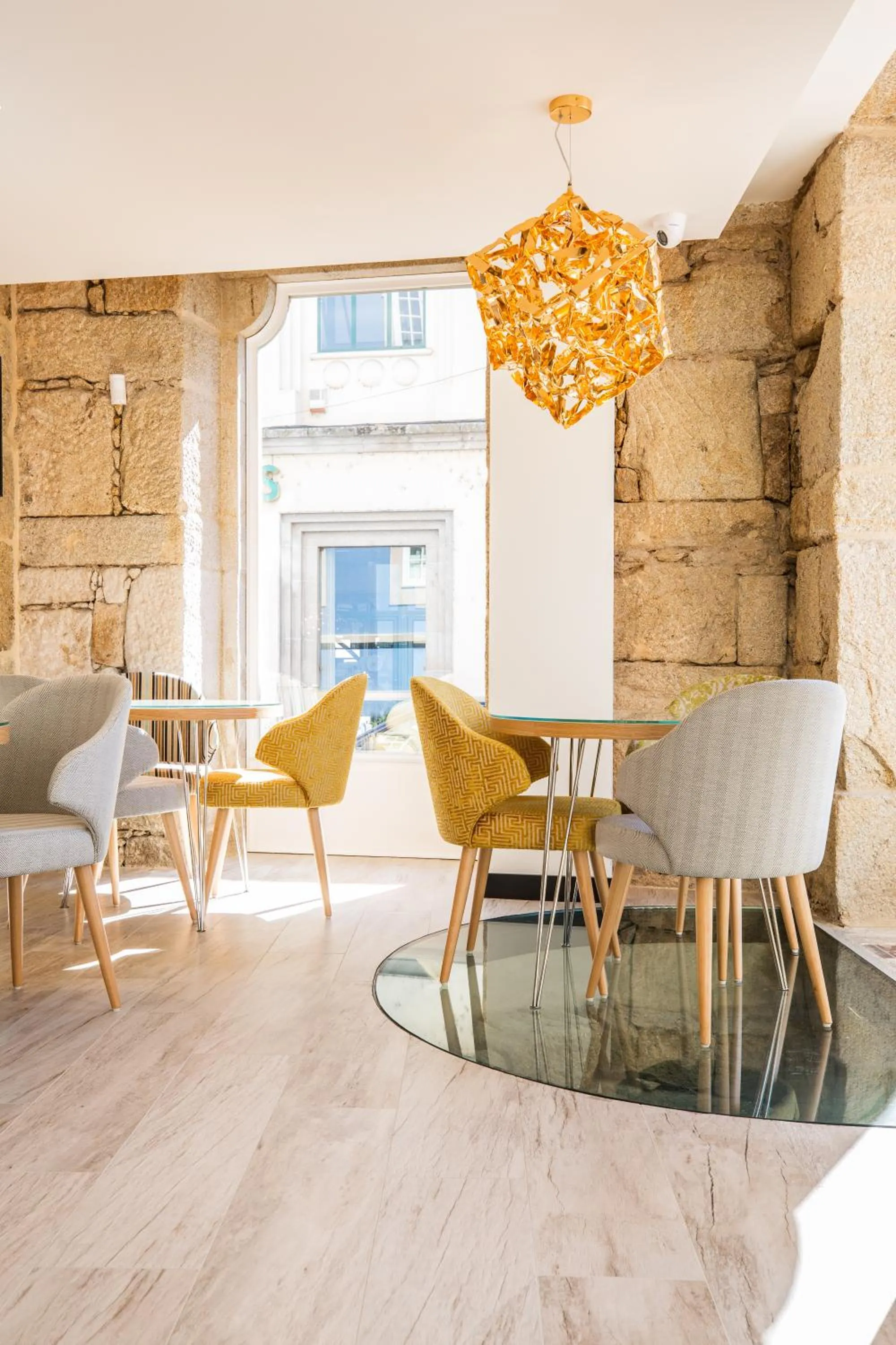 Dining area in ibis Styles Chaves