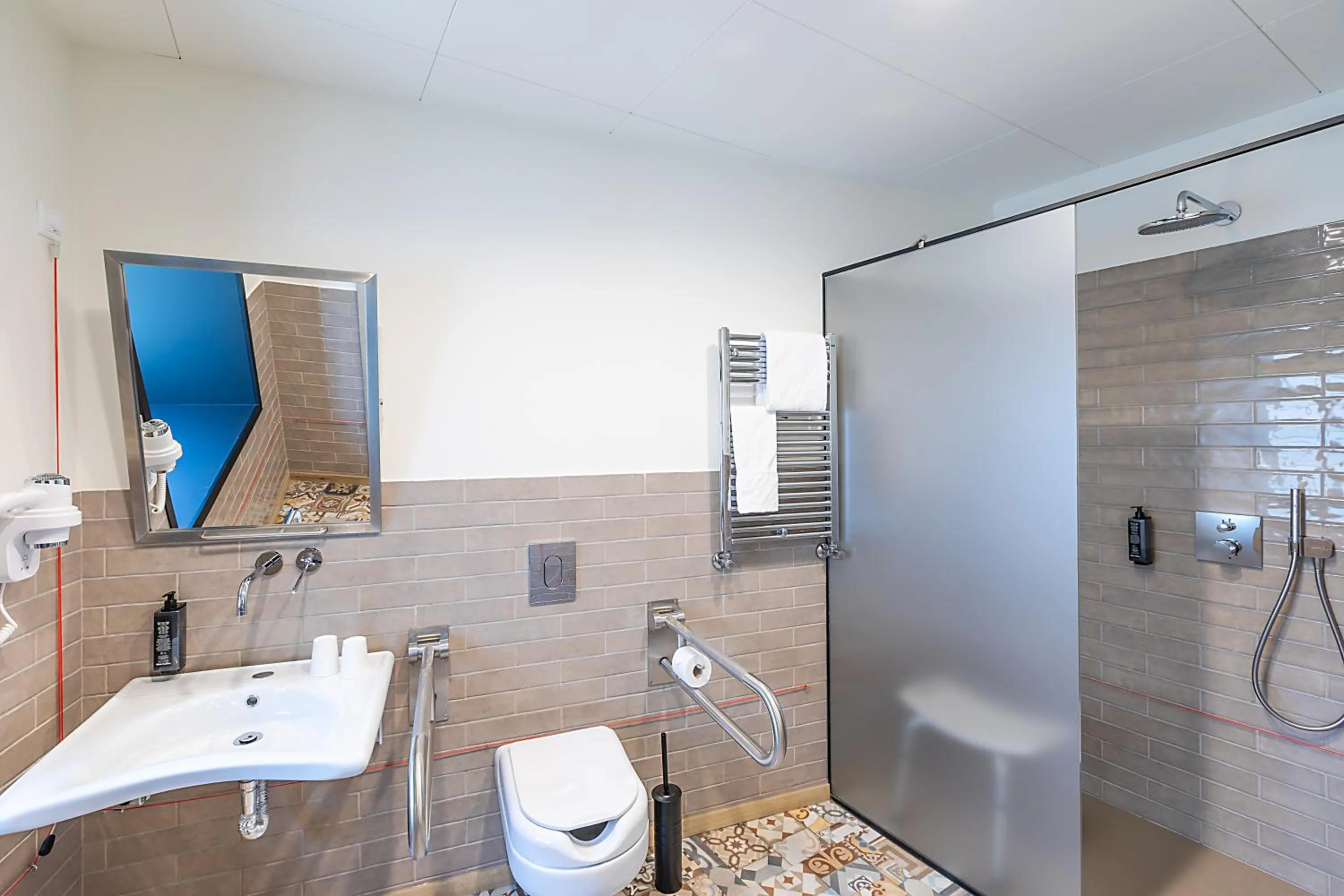 Shower in ibis Styles Chaves