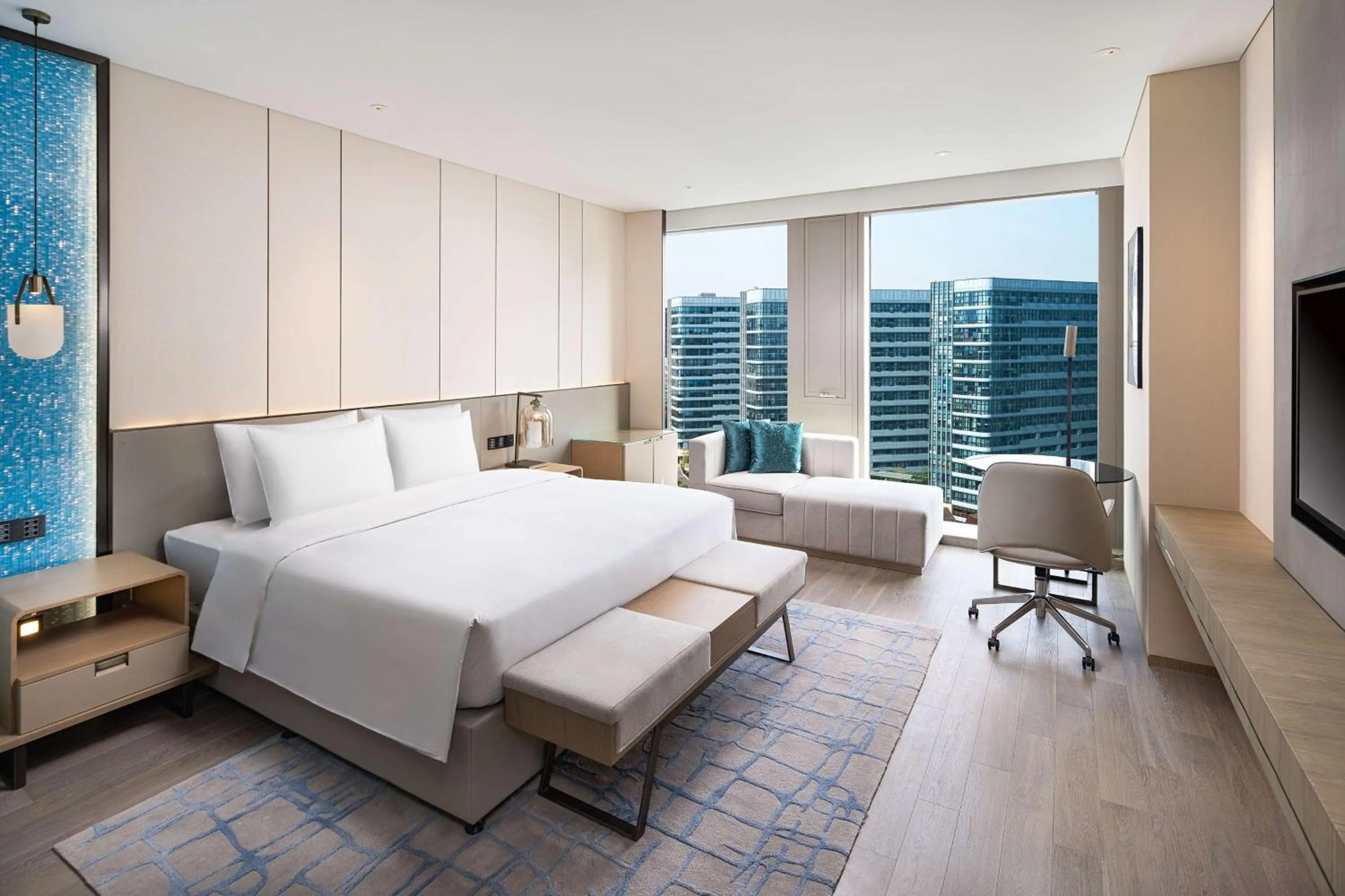 Photo of the whole room, Bed in Radisson Blu Hangzhou Xintiandi