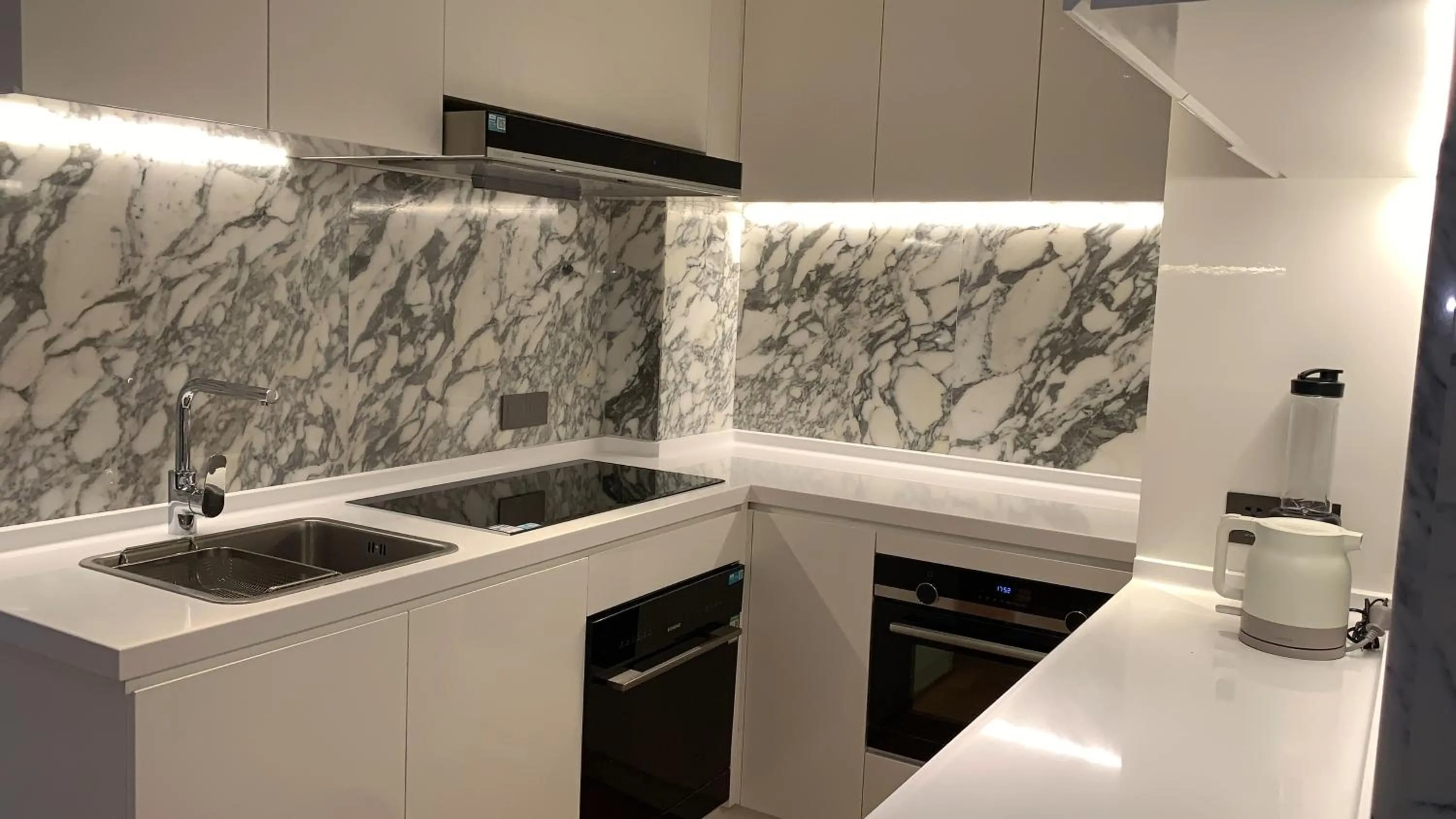 Kitchen or kitchenette in Hotel Kapok Shenzhen HouHai (Close to Shenzhen Bay)