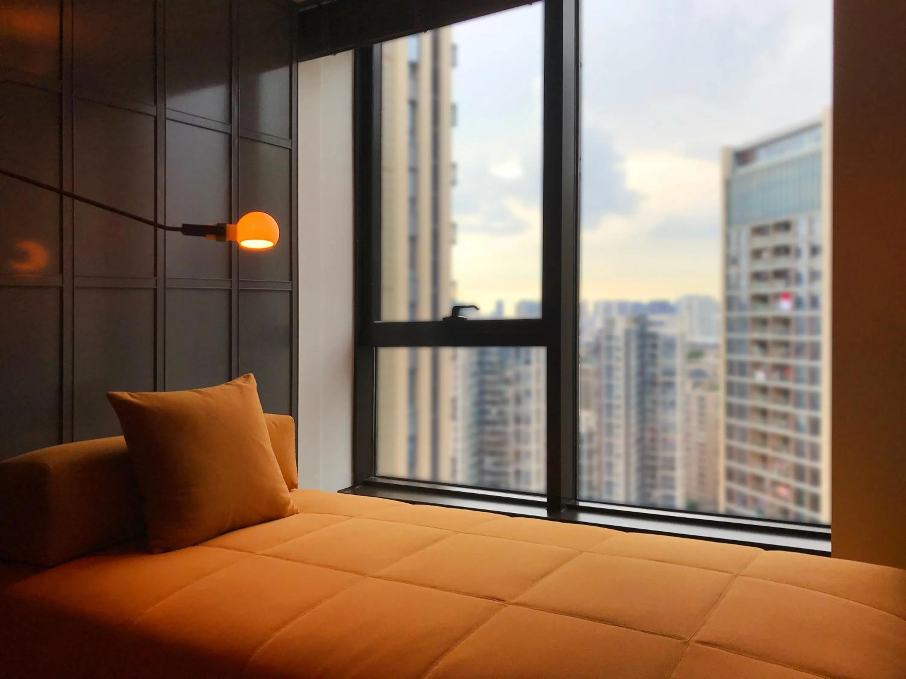 Seating area, Bed in Hotel Kapok Shenzhen HouHai (Close to Shenzhen Bay)