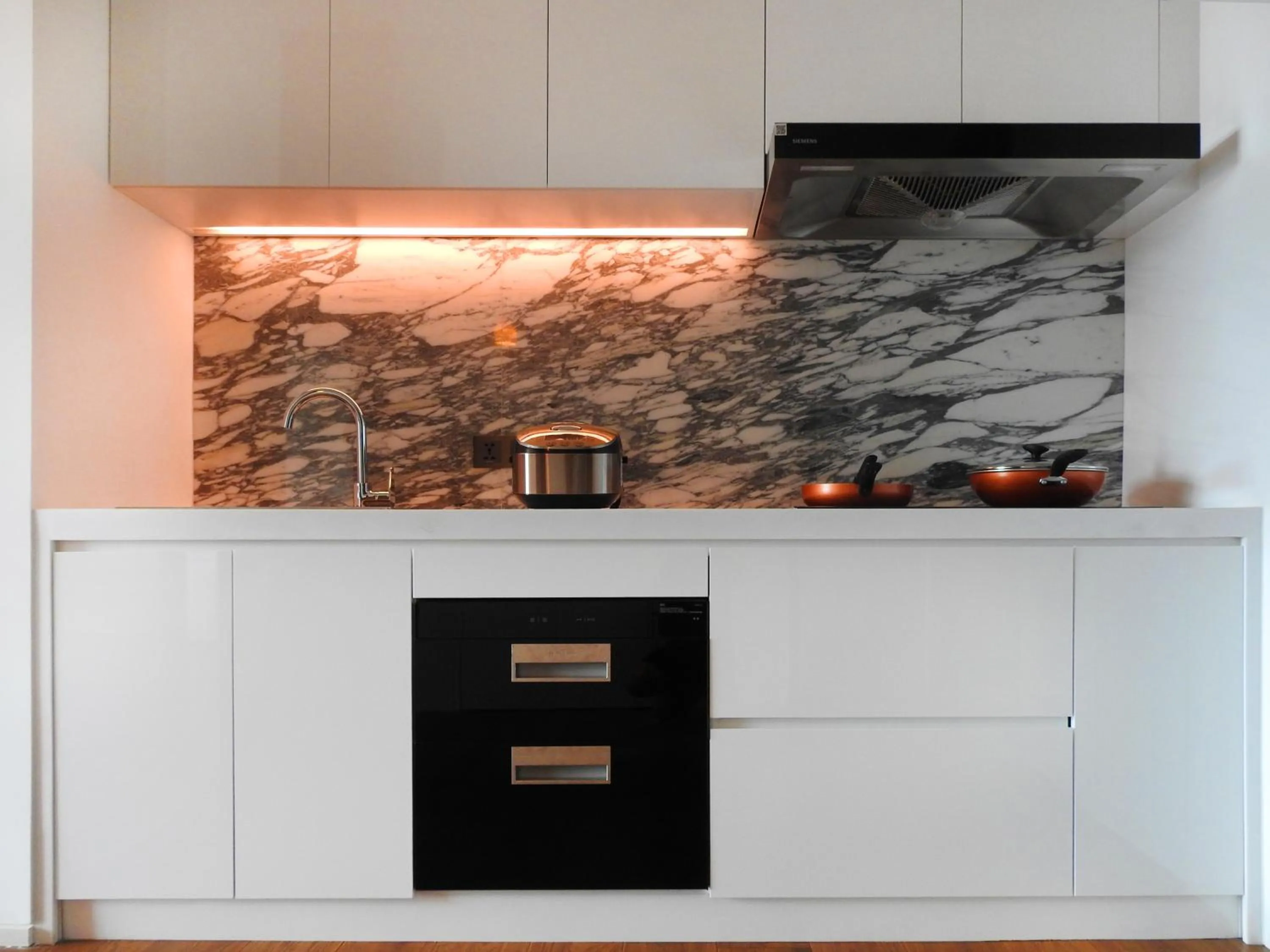 Kitchen or kitchenette in Hotel Kapok Shenzhen HouHai (Close to Shenzhen Bay)