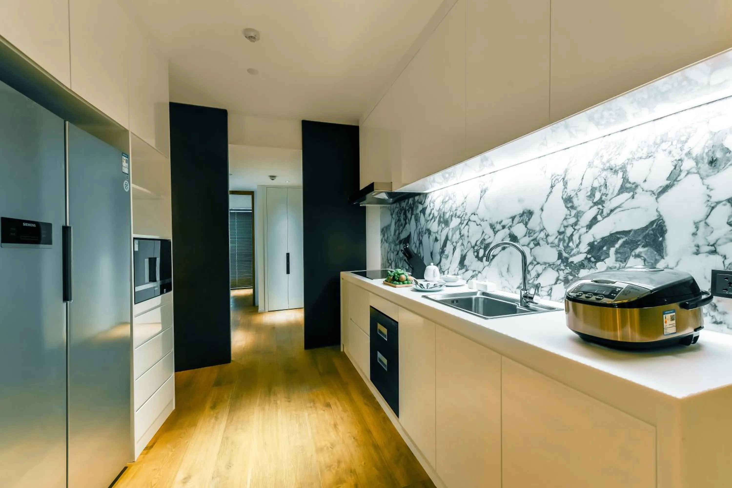 Kitchen or kitchenette in Hotel Kapok Shenzhen HouHai (Close to Shenzhen Bay)