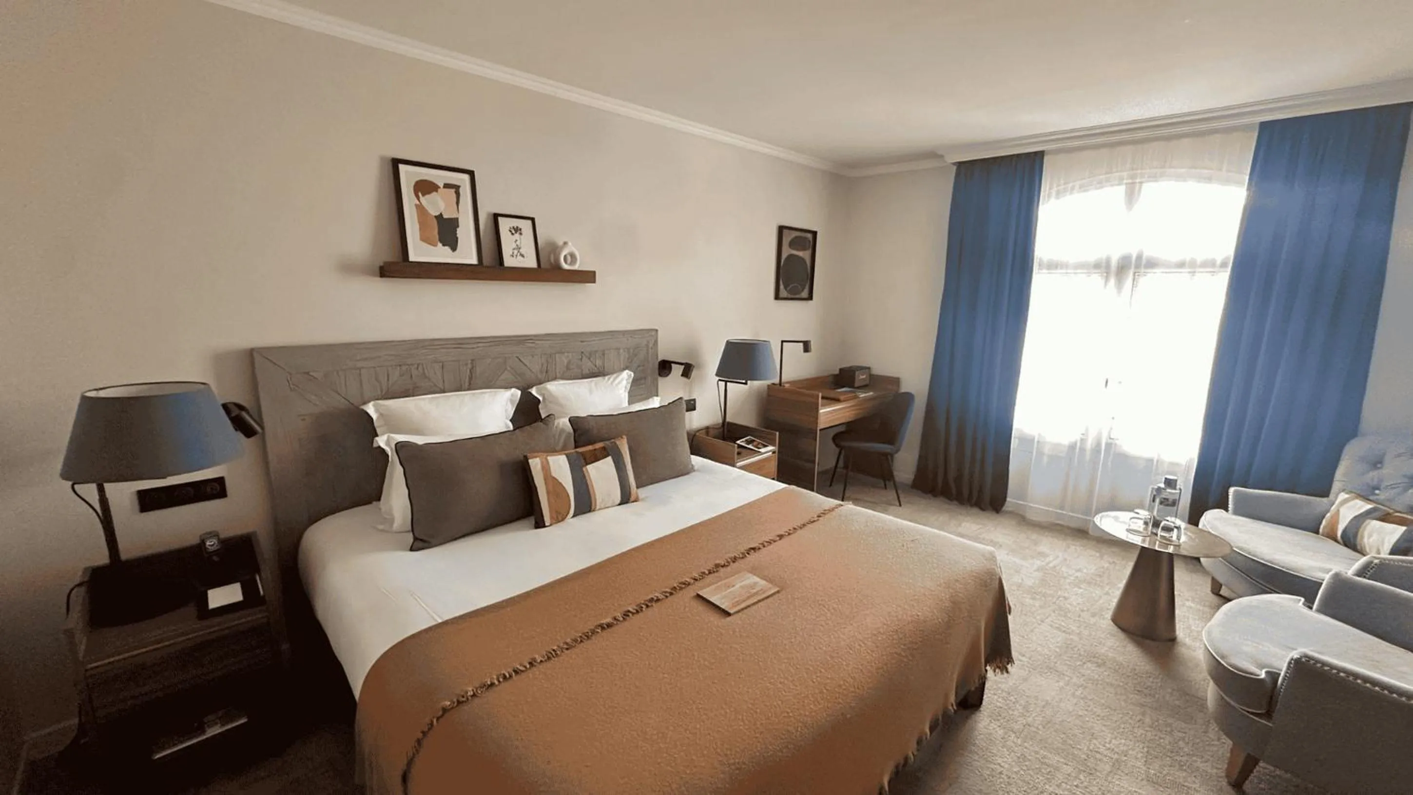 Seating area, Bed in Cèdre Beaune, A Beauvallon Hotel & Spa