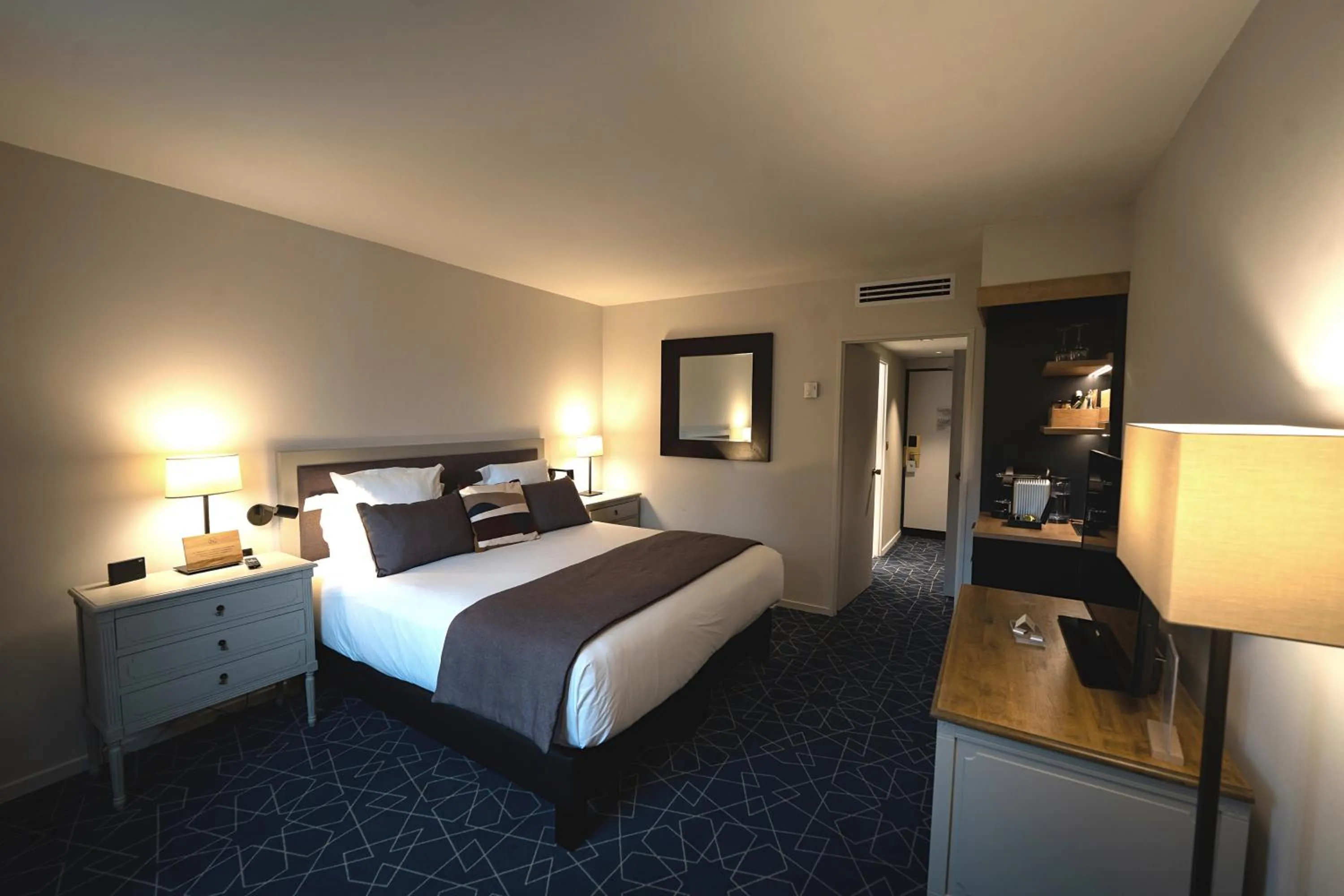 Bed in Cèdre Beaune, A Beauvallon Hotel & Spa