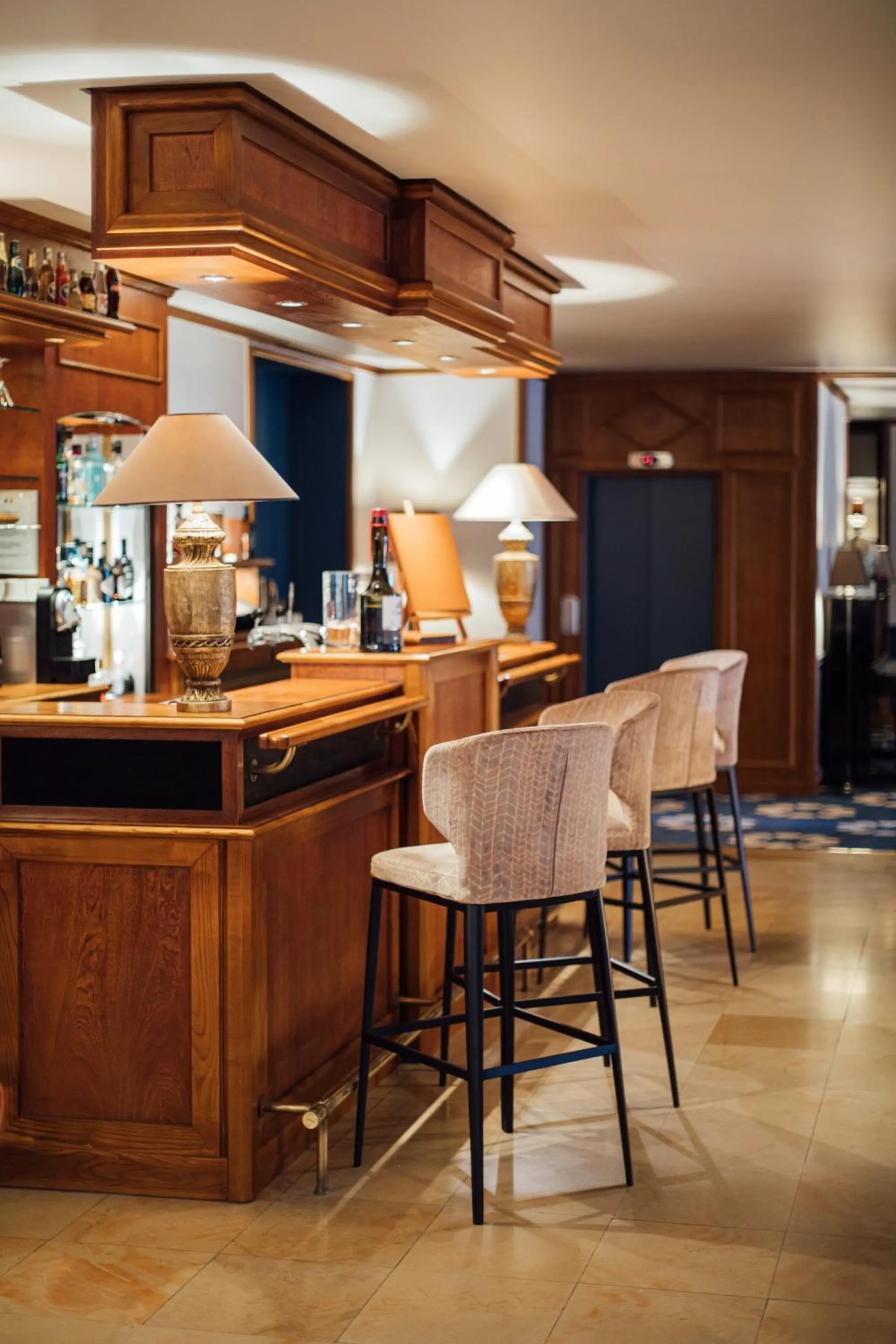 Lounge or bar in Cèdre Beaune, A Beauvallon Hotel & Spa