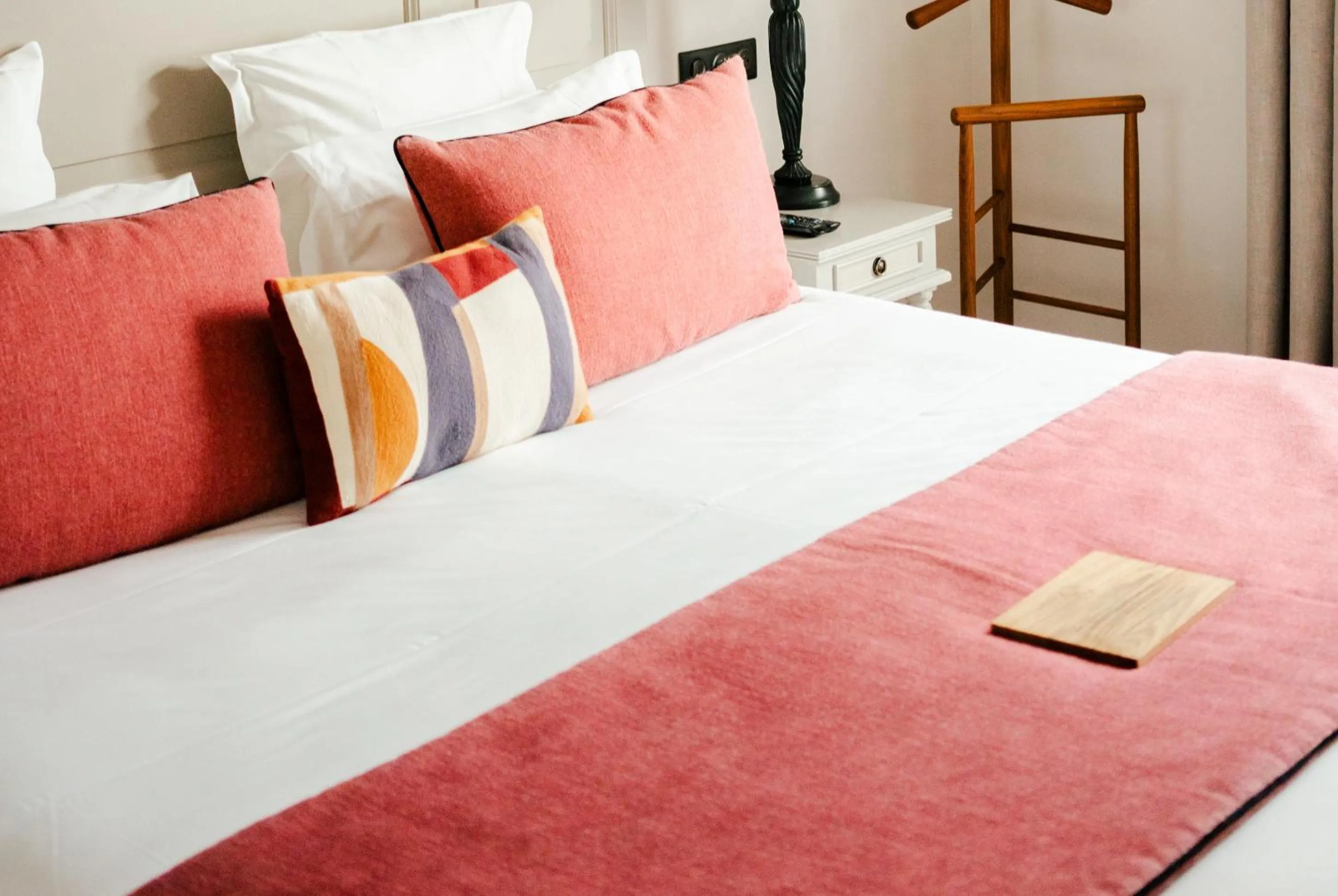 Bed in Cèdre Beaune, A Beauvallon Hotel & Spa