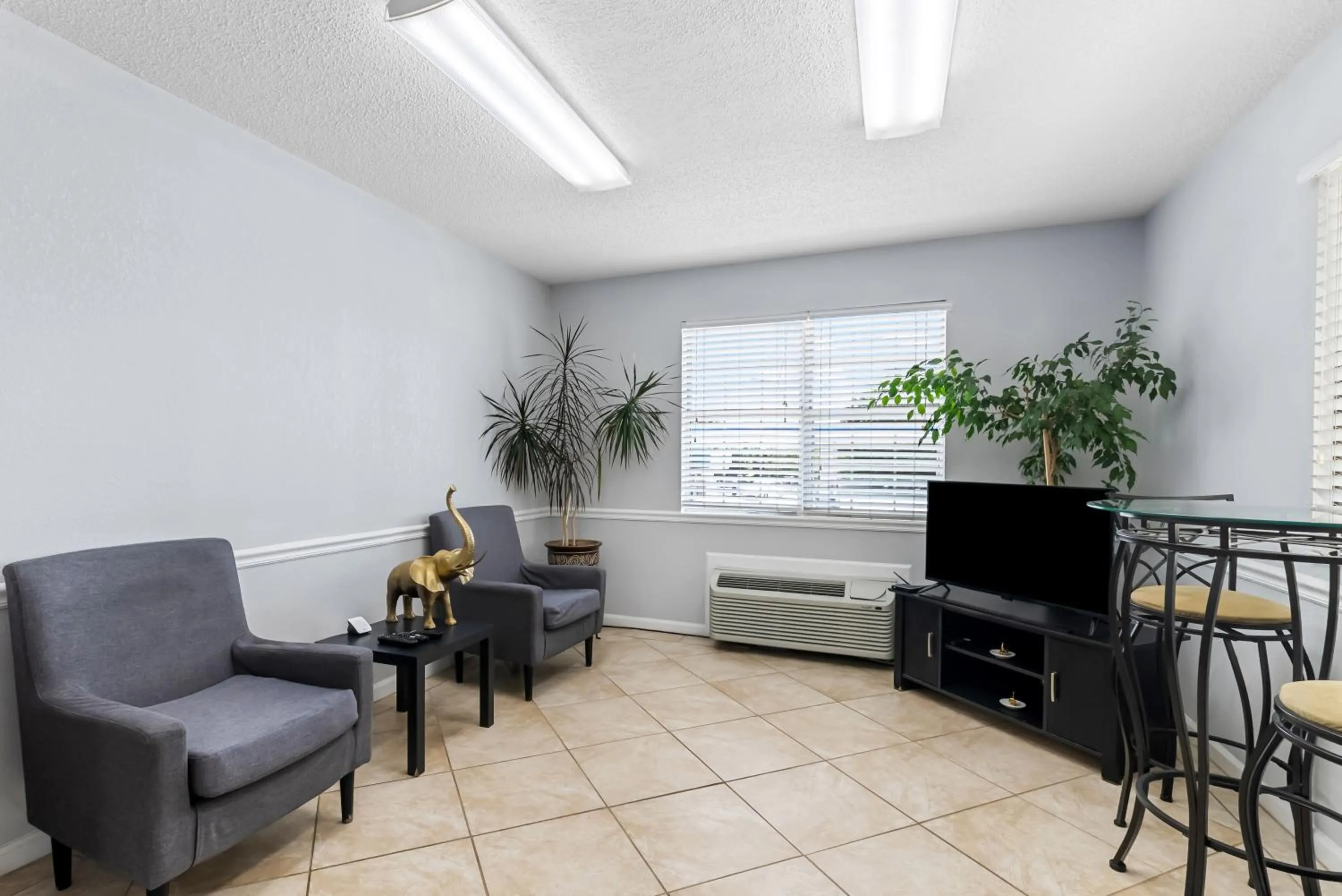 Seating area in America's Best Value Inn-Athens