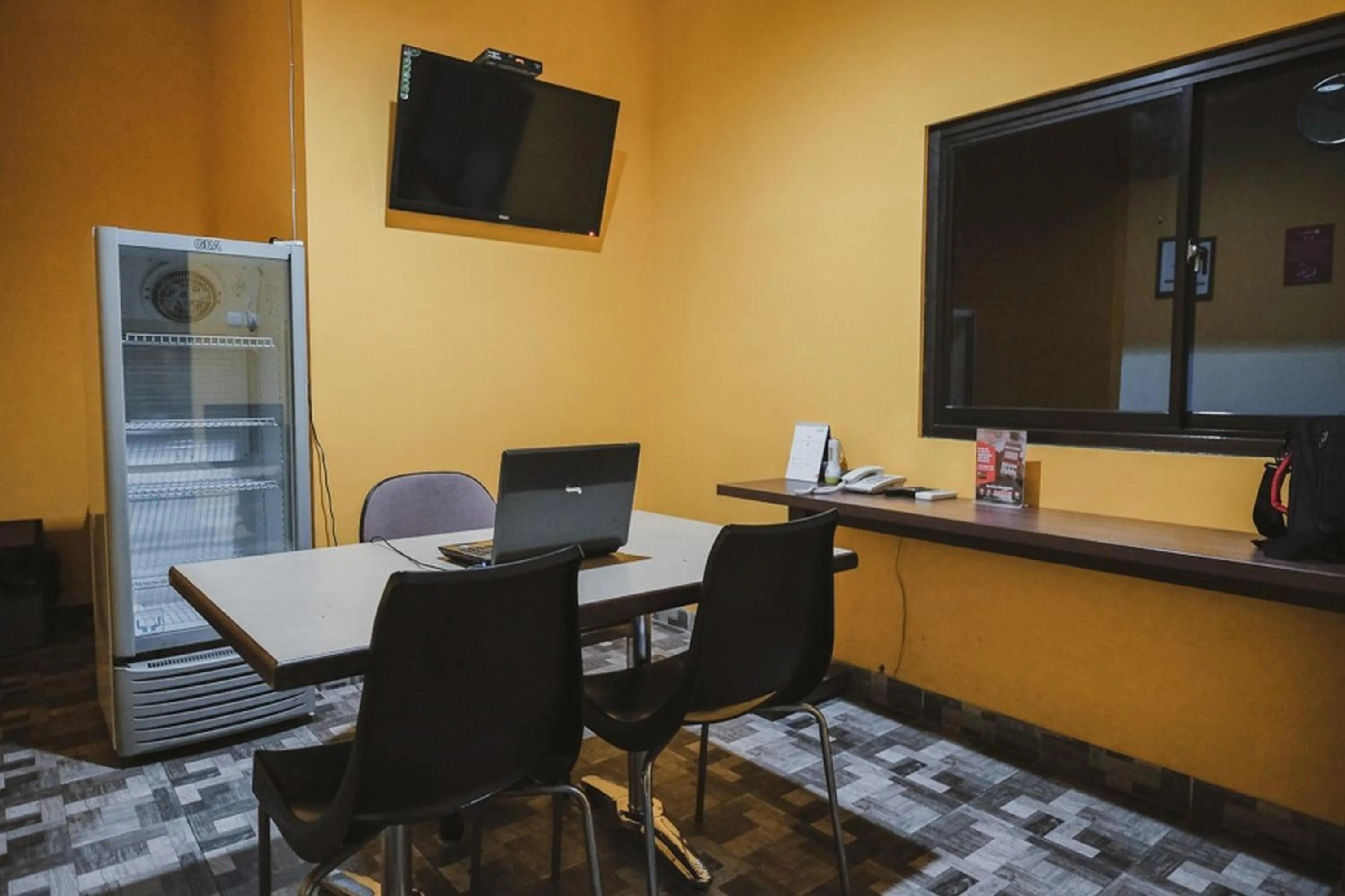 Lobby or reception in RedDoorz near RSUD Koja