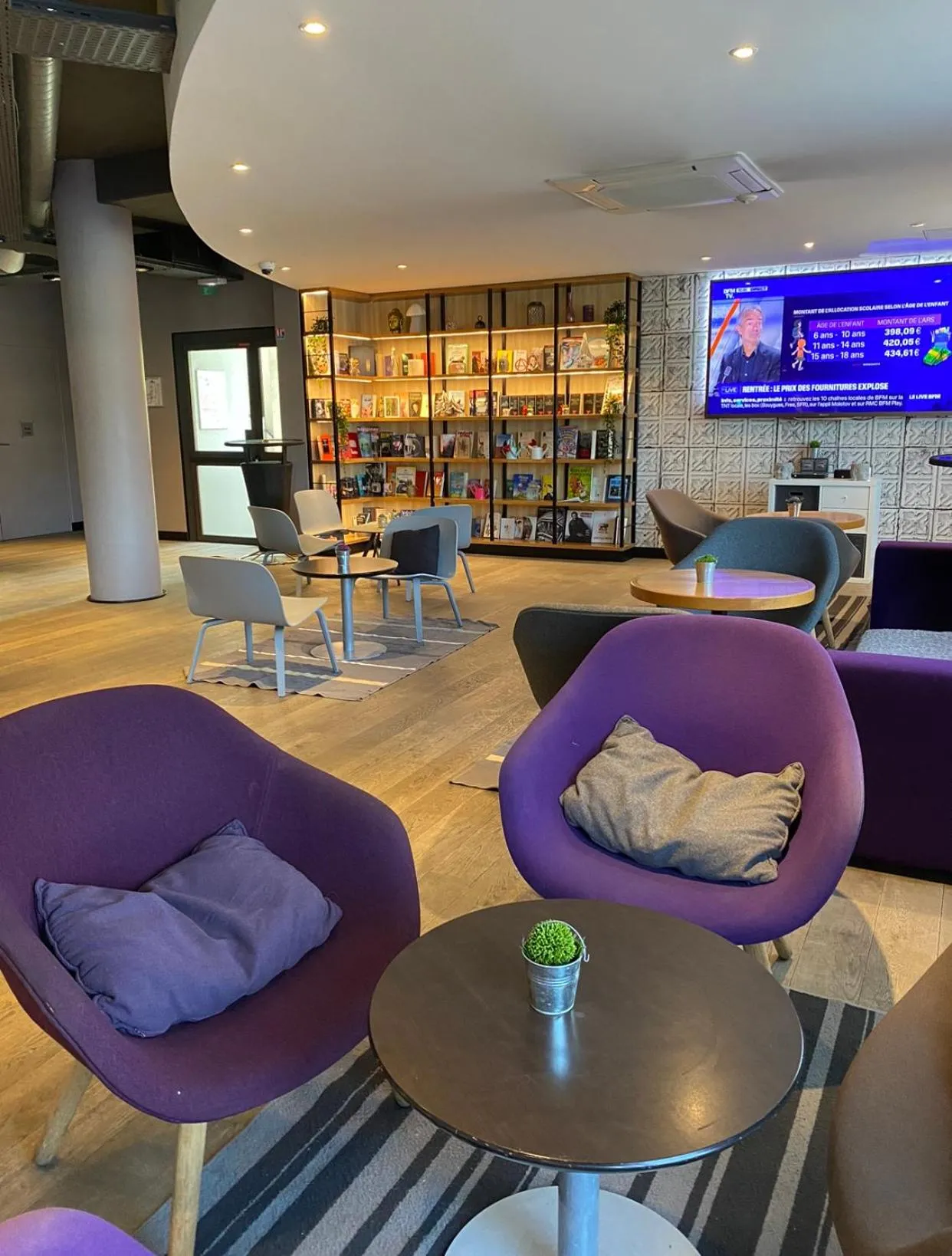 Communal lounge/ TV room in Campanile Blanc-Mesnil