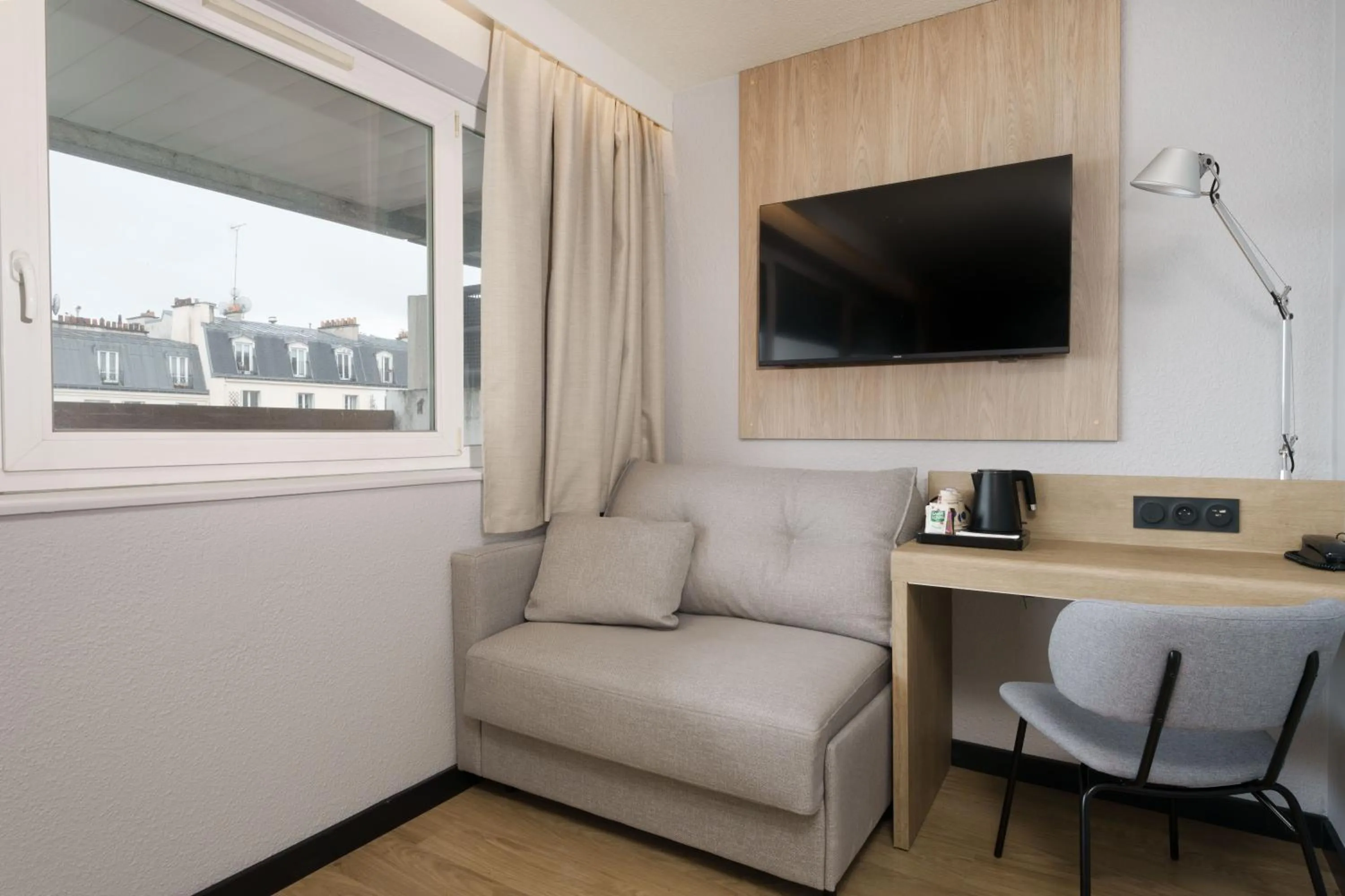 Coffee/tea facilities in Campanile Blanc-Mesnil