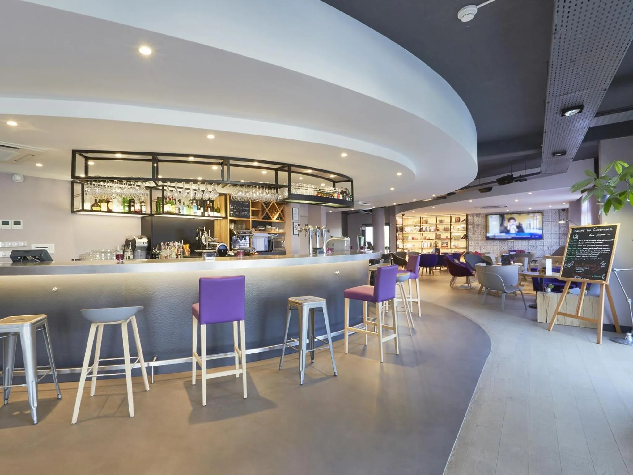 Lounge or bar in Campanile Blanc-Mesnil