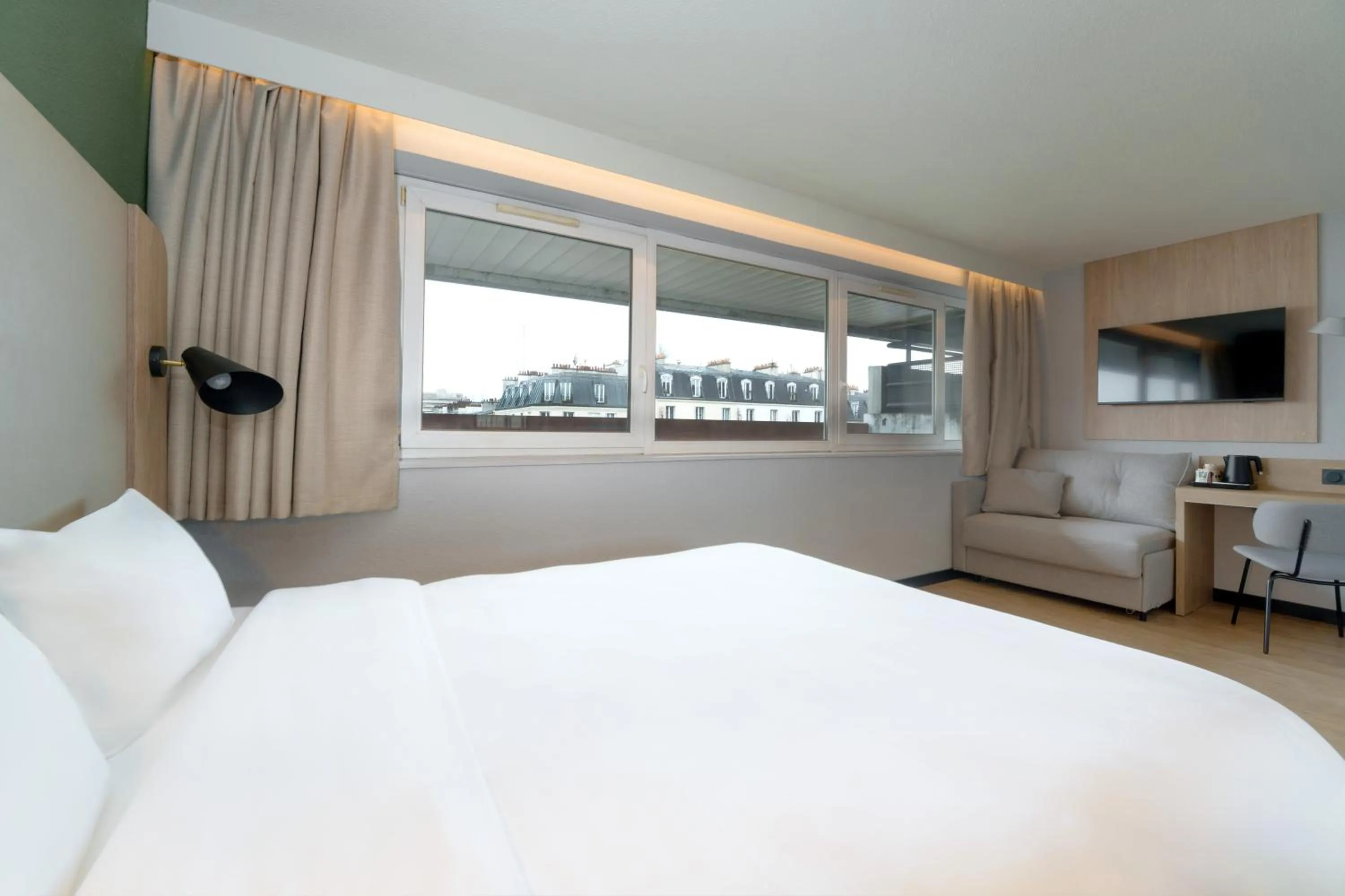 Photo of the whole room, Bed in Campanile Blanc-Mesnil