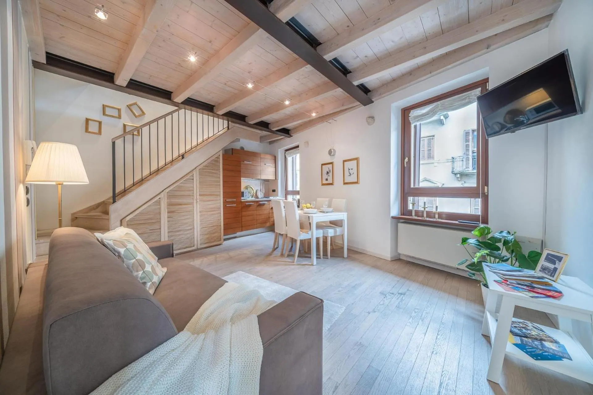 Living room, Bed in Arena Balcony