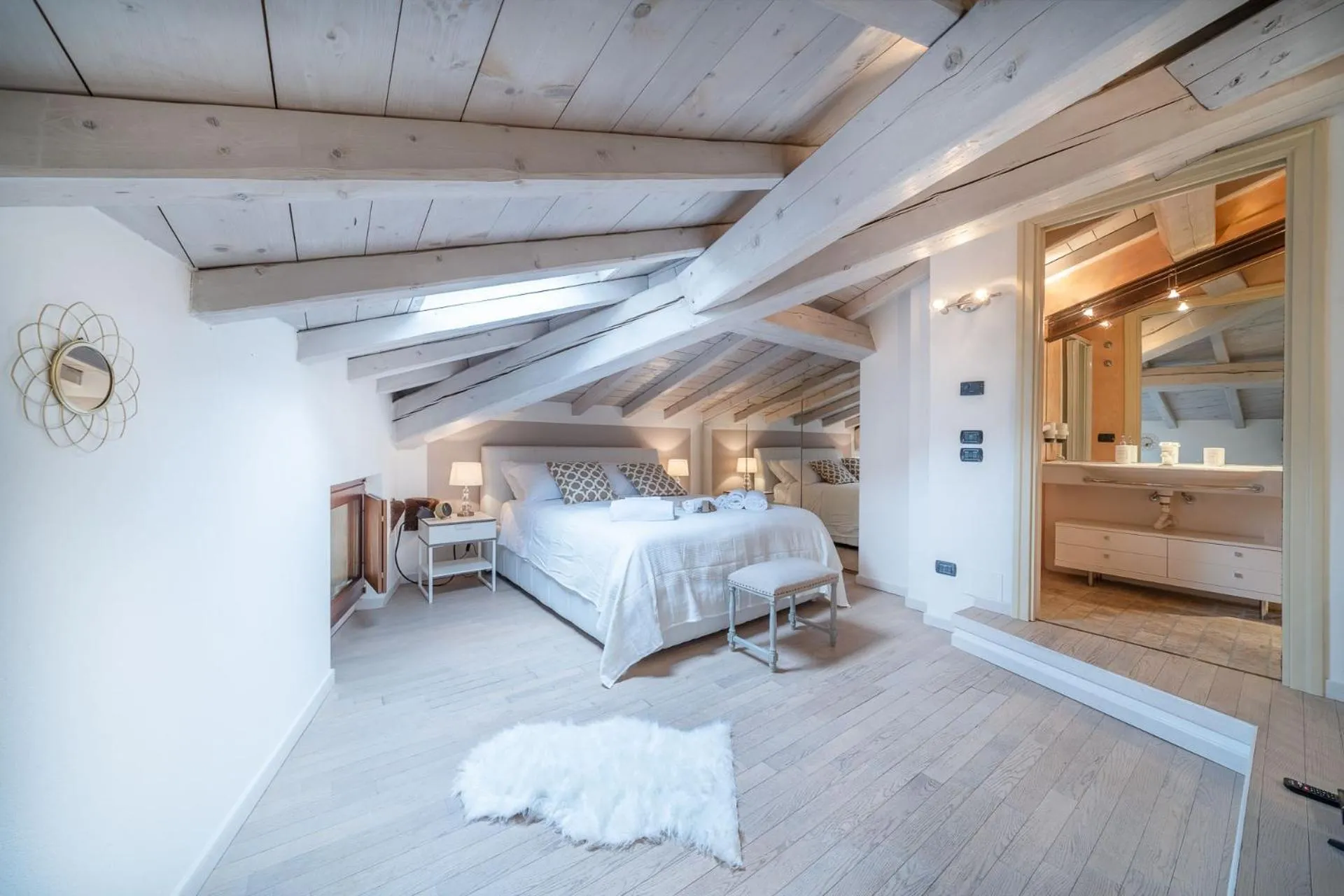Bathroom, Bed in Arena Balcony