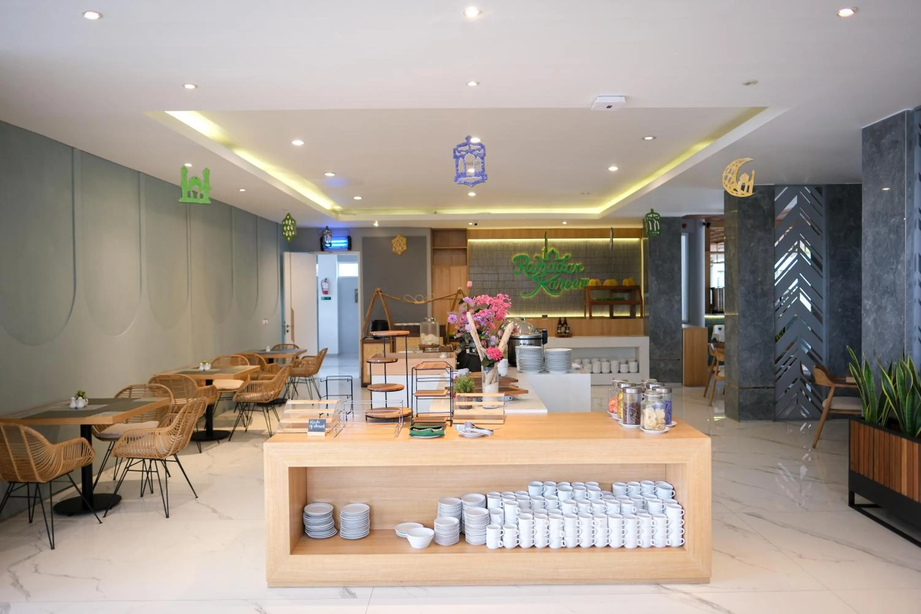 Restaurant/places to eat in Facade Hotel by Azana