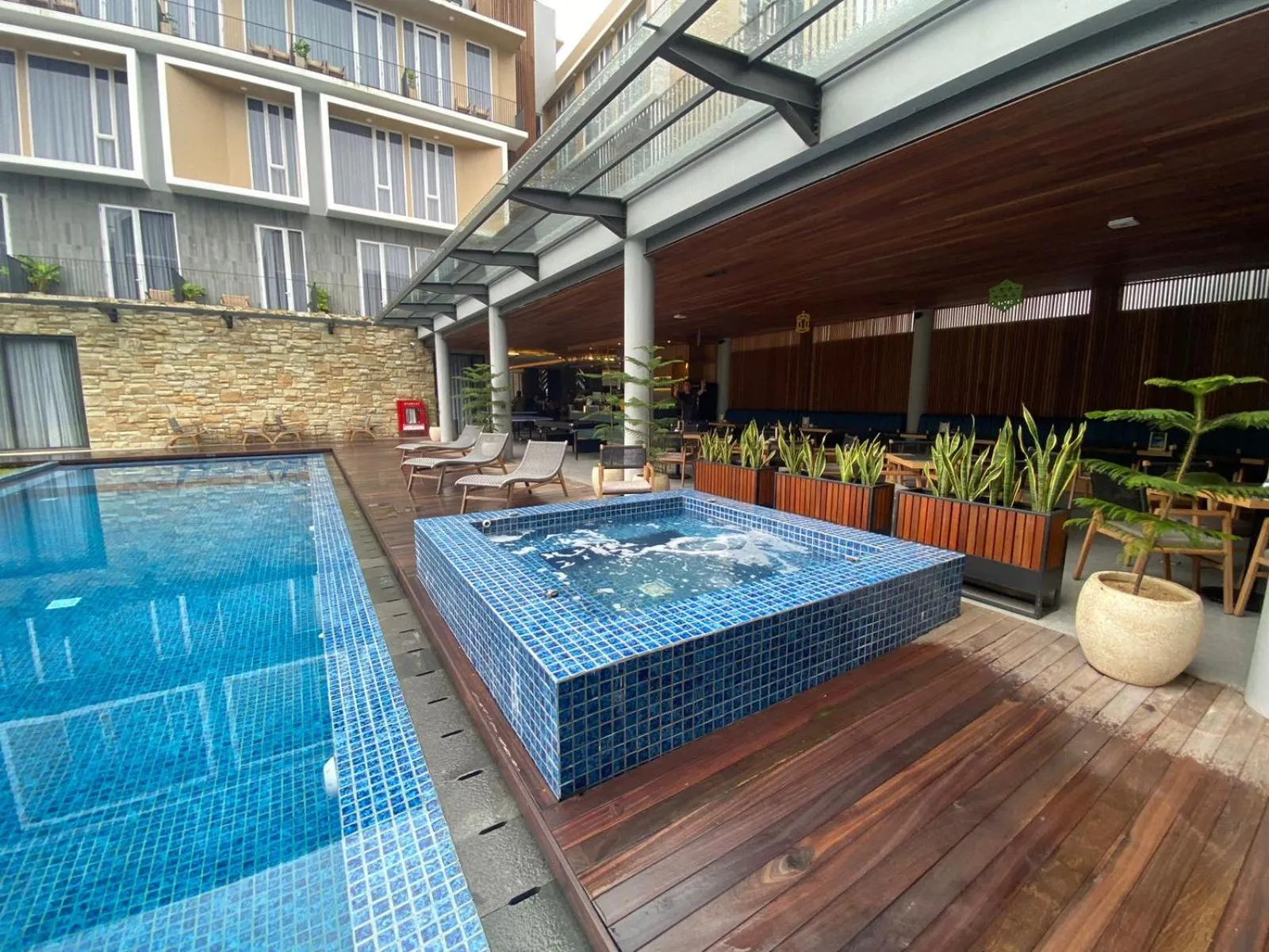 Hot Tub in Facade Hotel by Azana