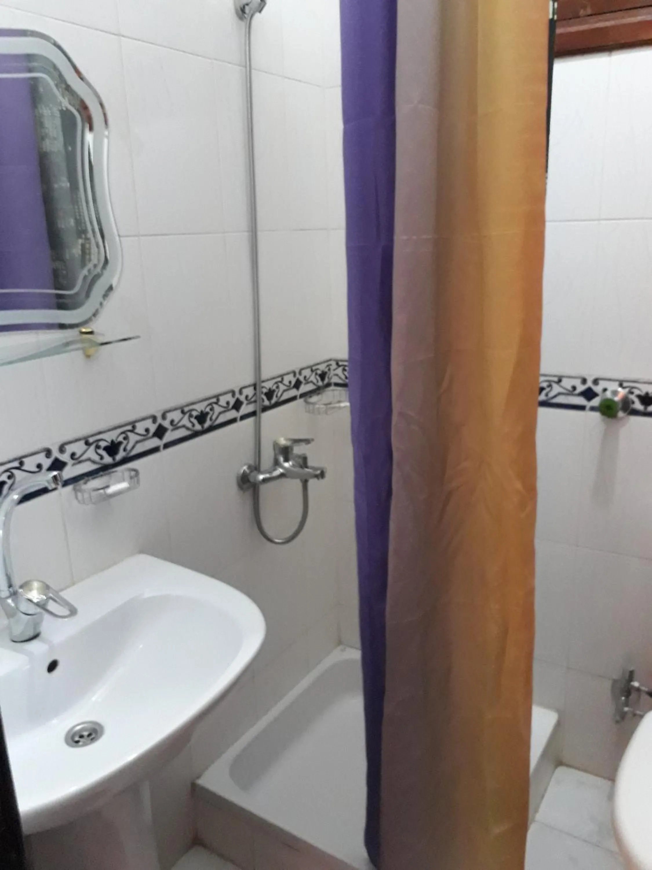 Bathroom in Al Hambra Hotel