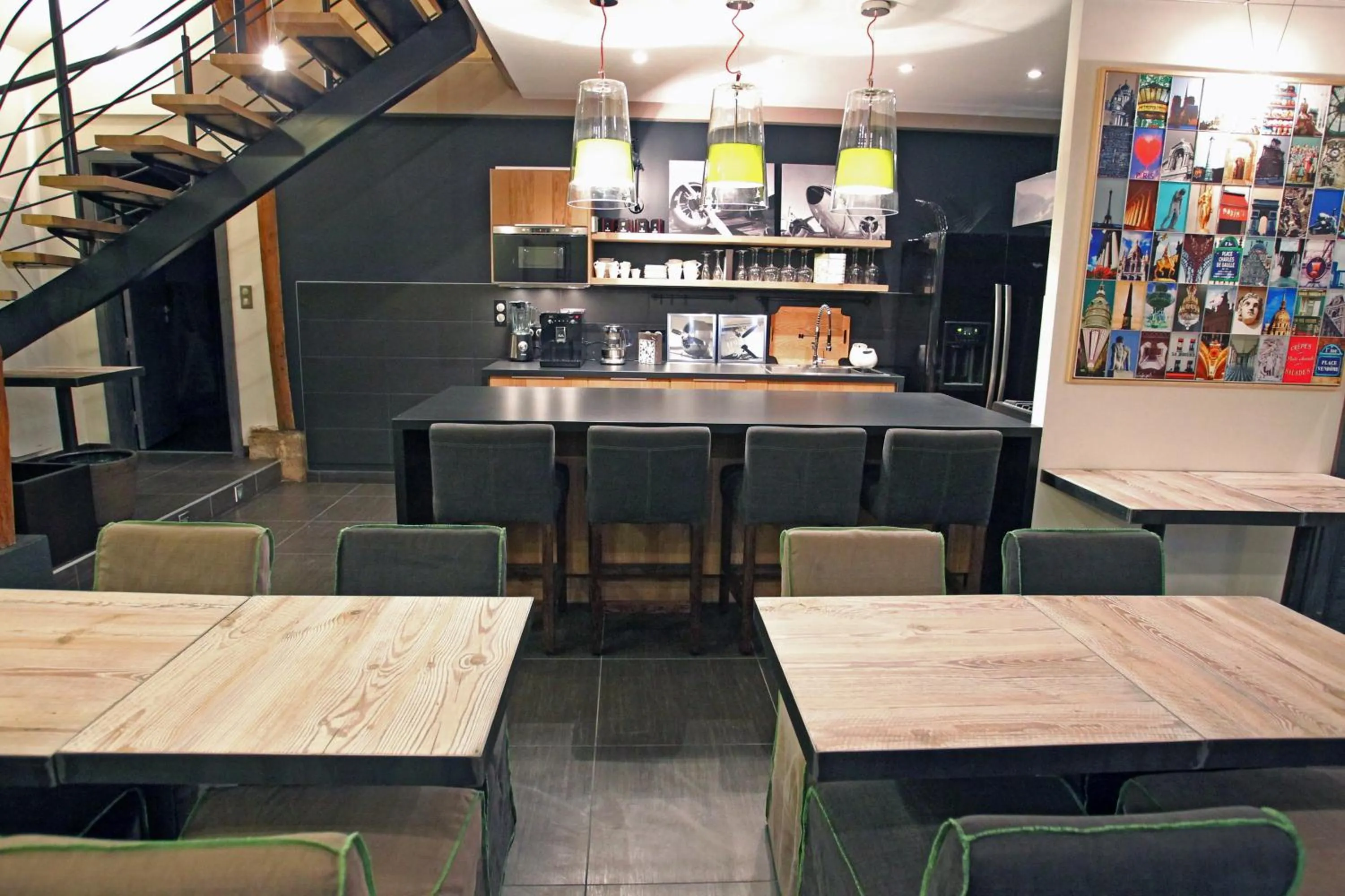 Lounge or bar in Aux 5 Sens