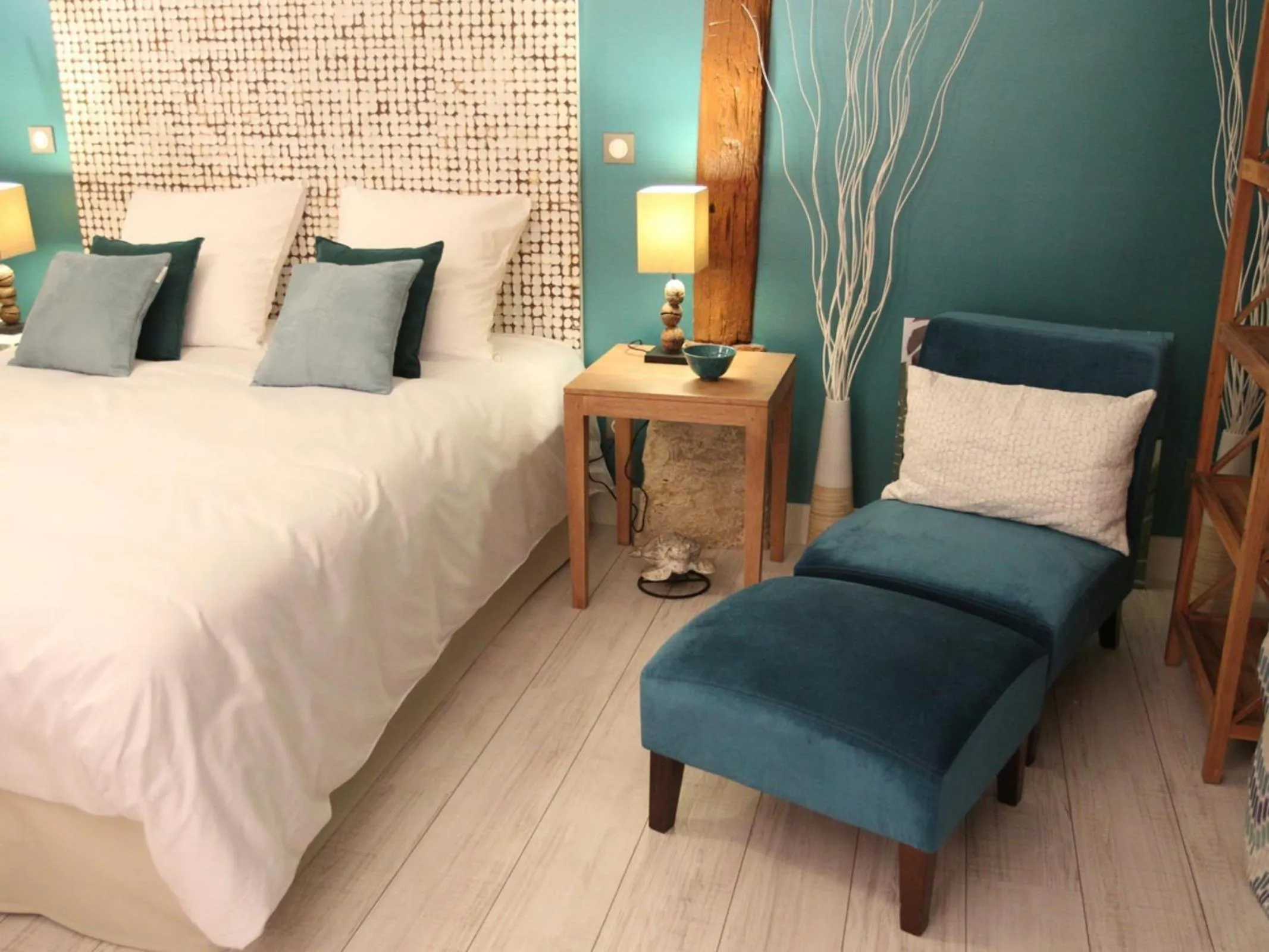 Seating area, Bed in Aux 5 Sens