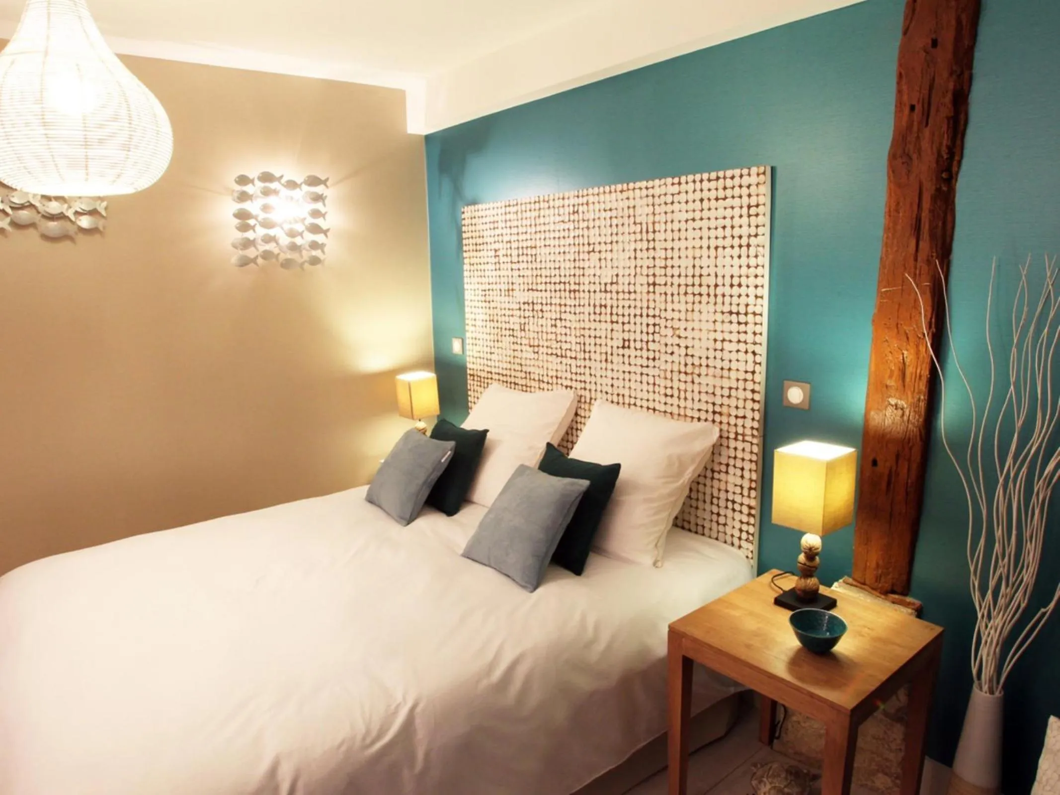 Photo of the whole room, Bed in Aux 5 Sens