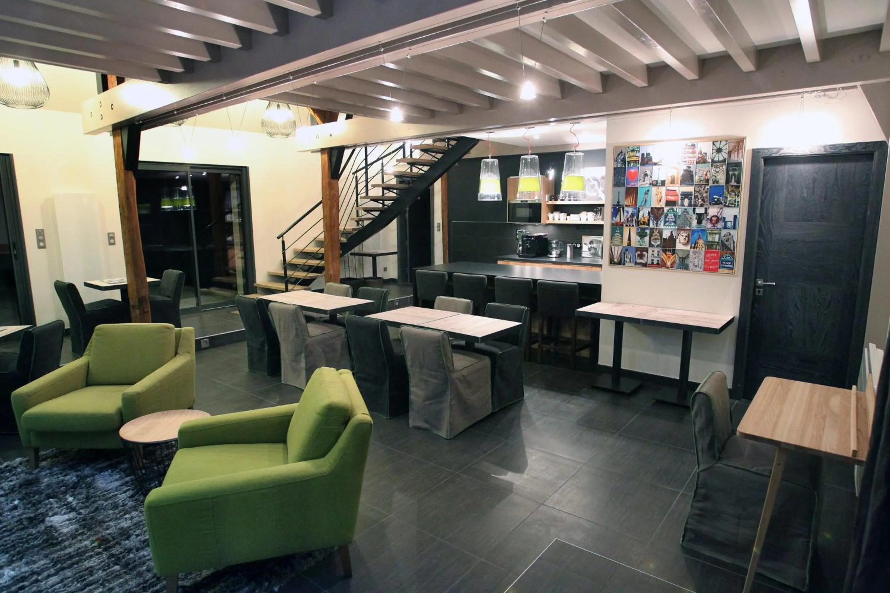 Lounge or bar in Aux 5 Sens