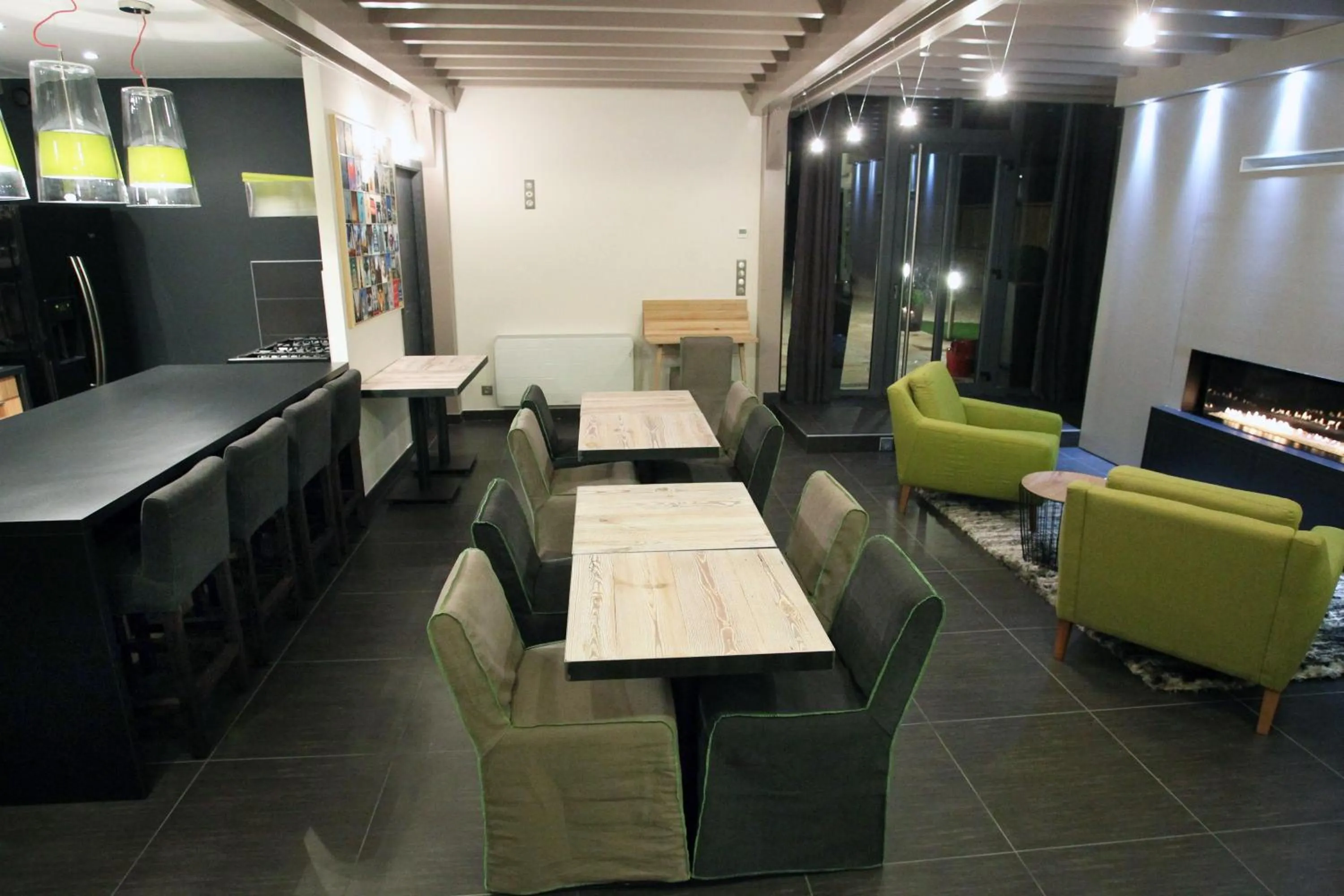 Communal lounge/ TV room in Aux 5 Sens