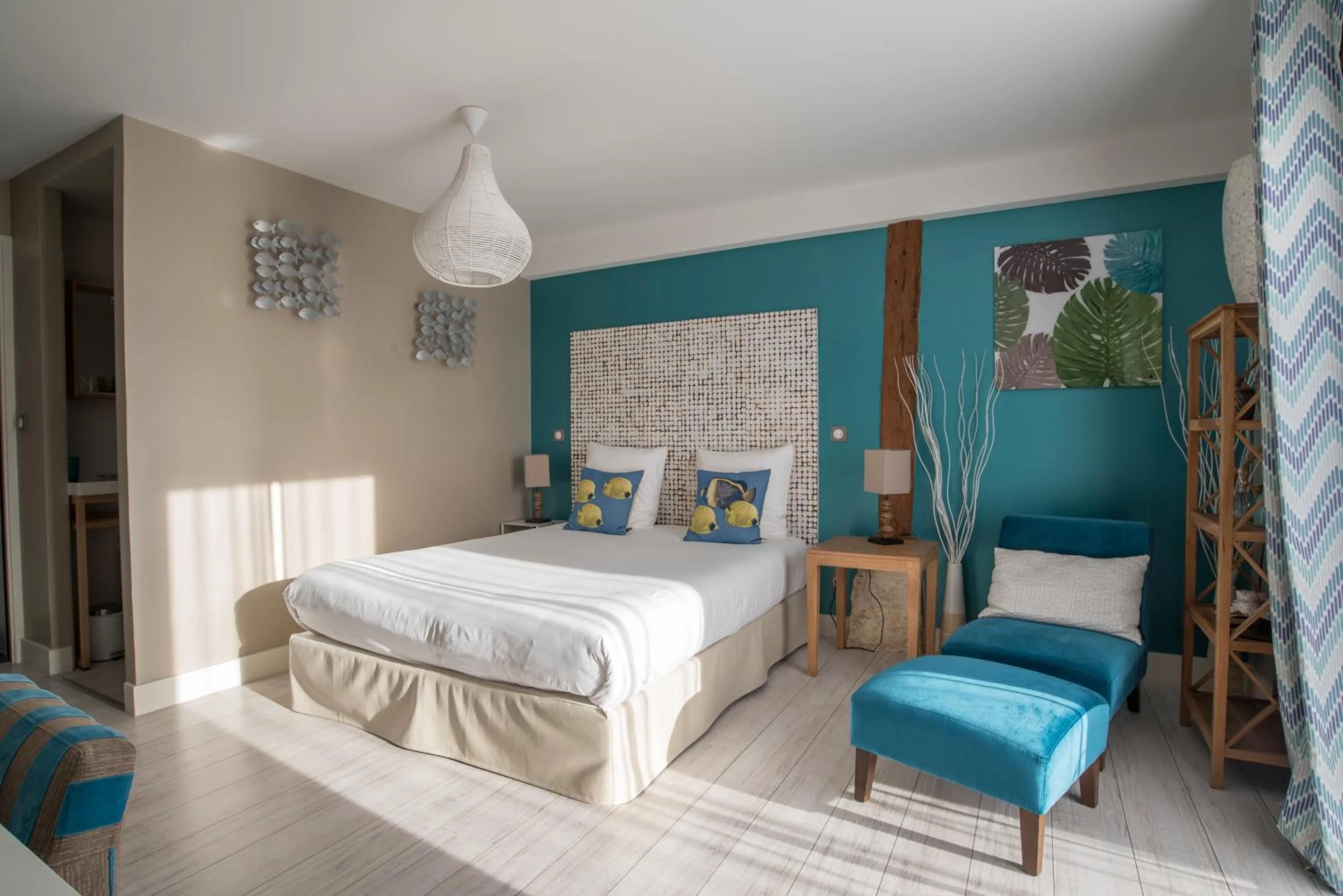 Photo of the whole room, Bed in Aux 5 Sens