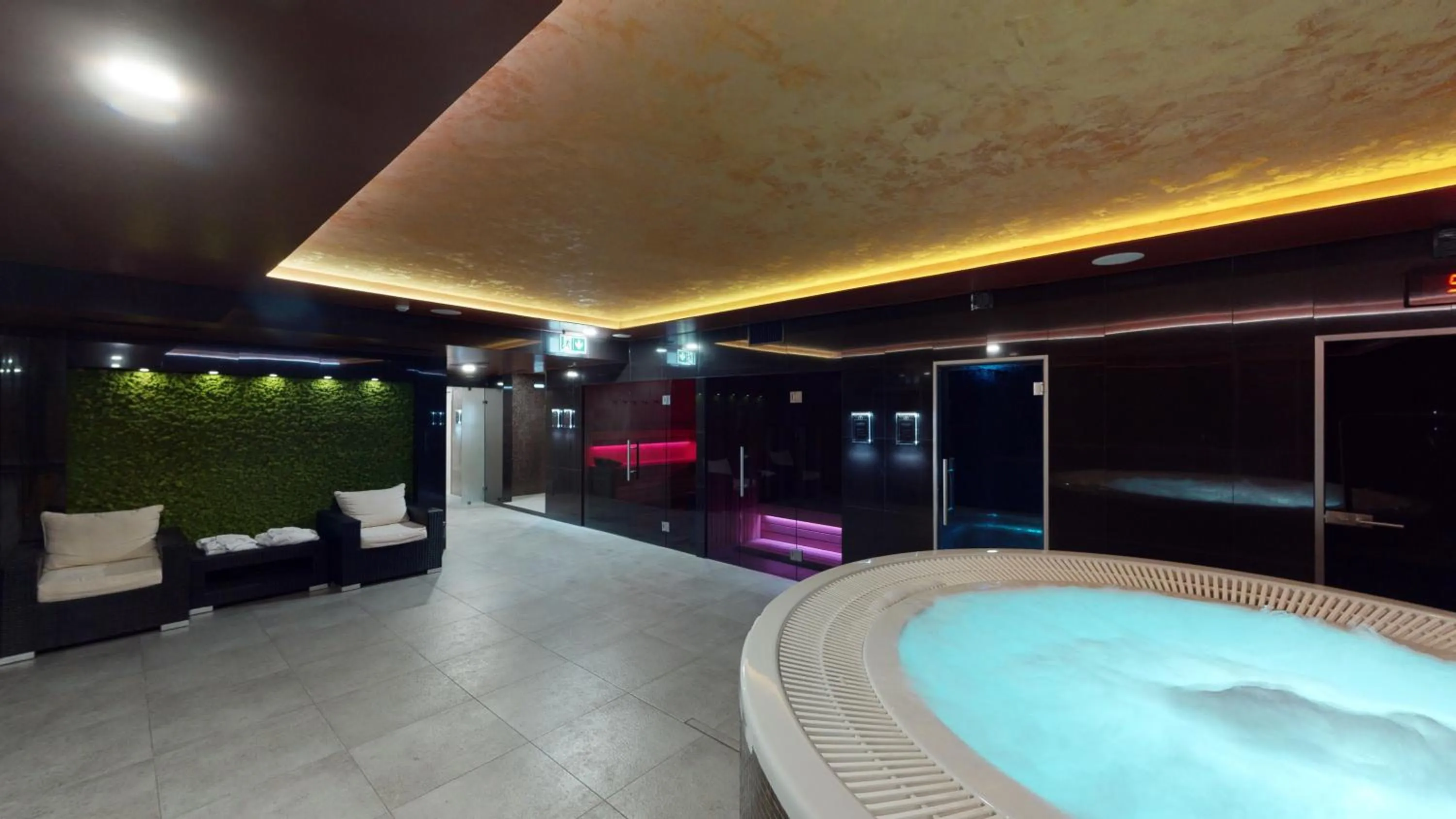 Hot Tub in Apartmánový Hotel HREBIENOK RESORT