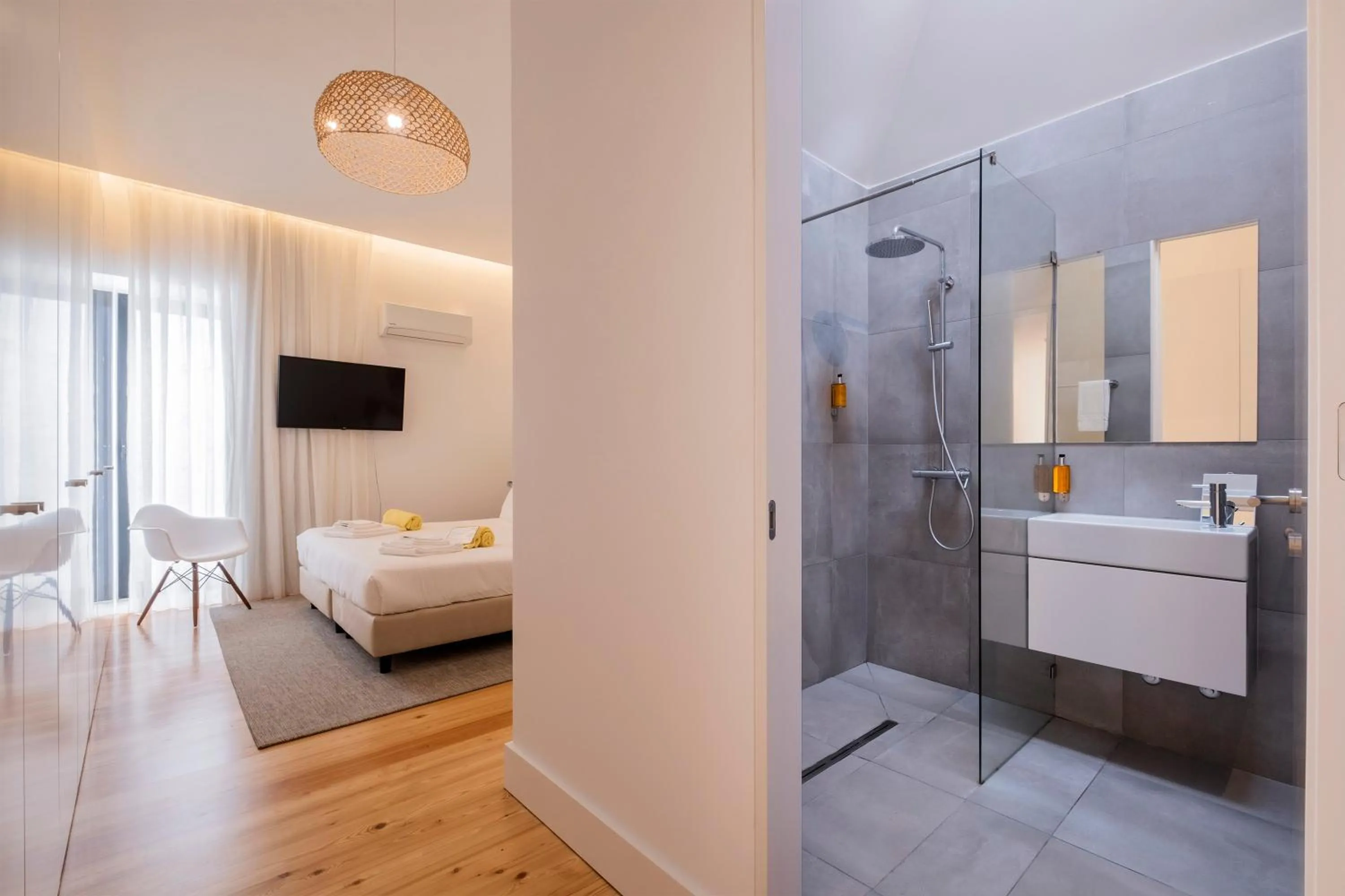 Shower, Bed in Aqua - Pópulo Eco Village