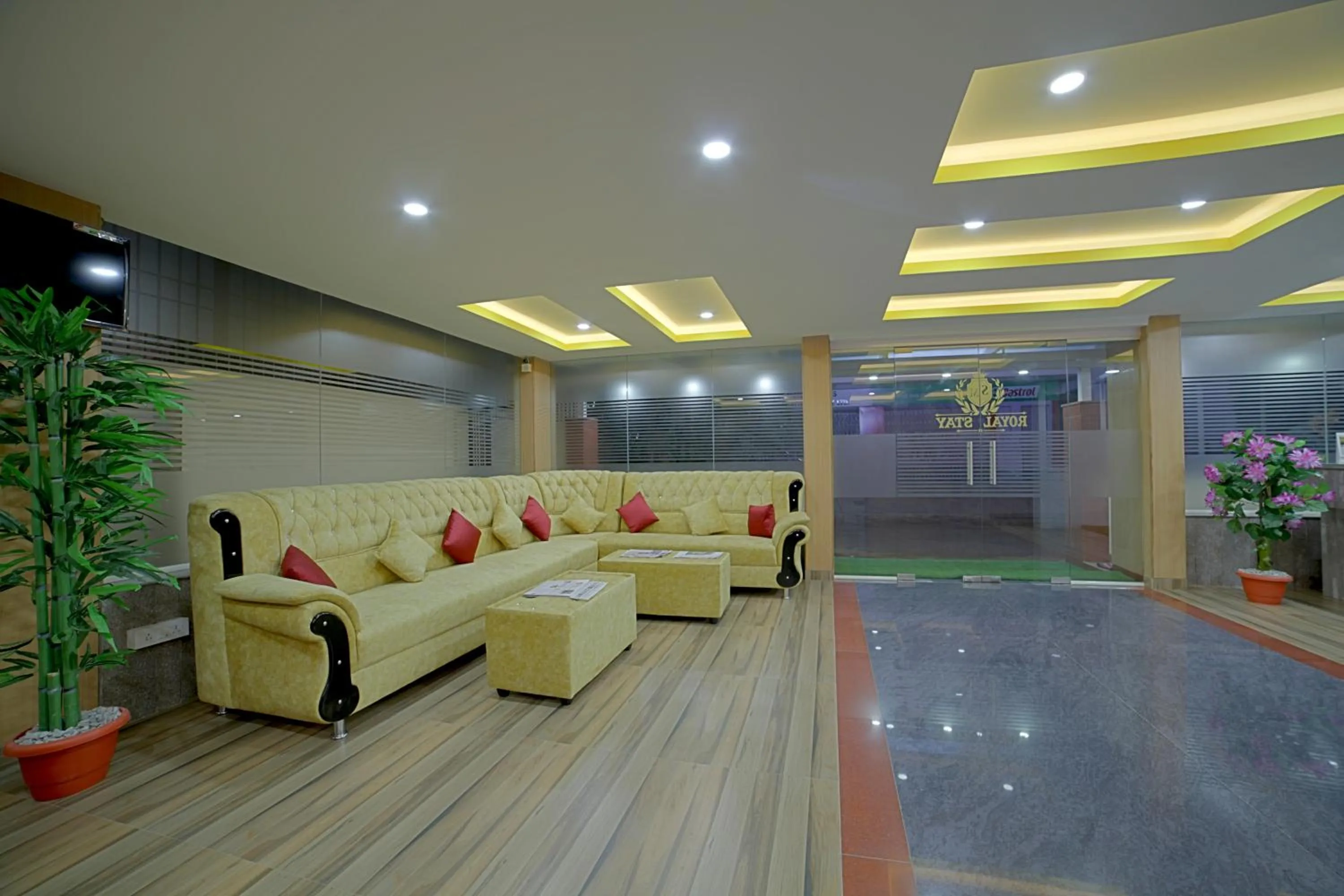 Lobby or reception in SM Royal Suites - Hotel near Kempegowda international Airport Bangalore