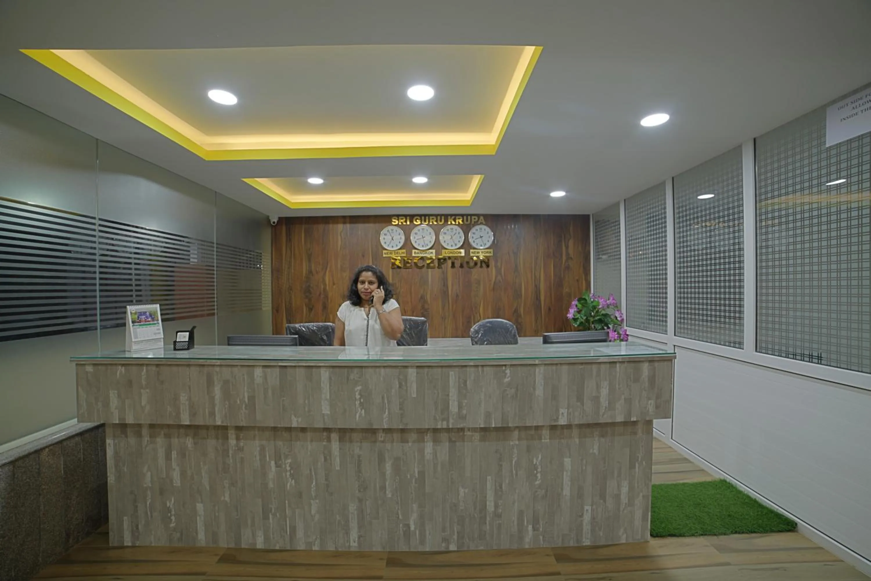 Lobby or reception in SM Royal Suites - Hotel near Kempegowda international Airport Bangalore