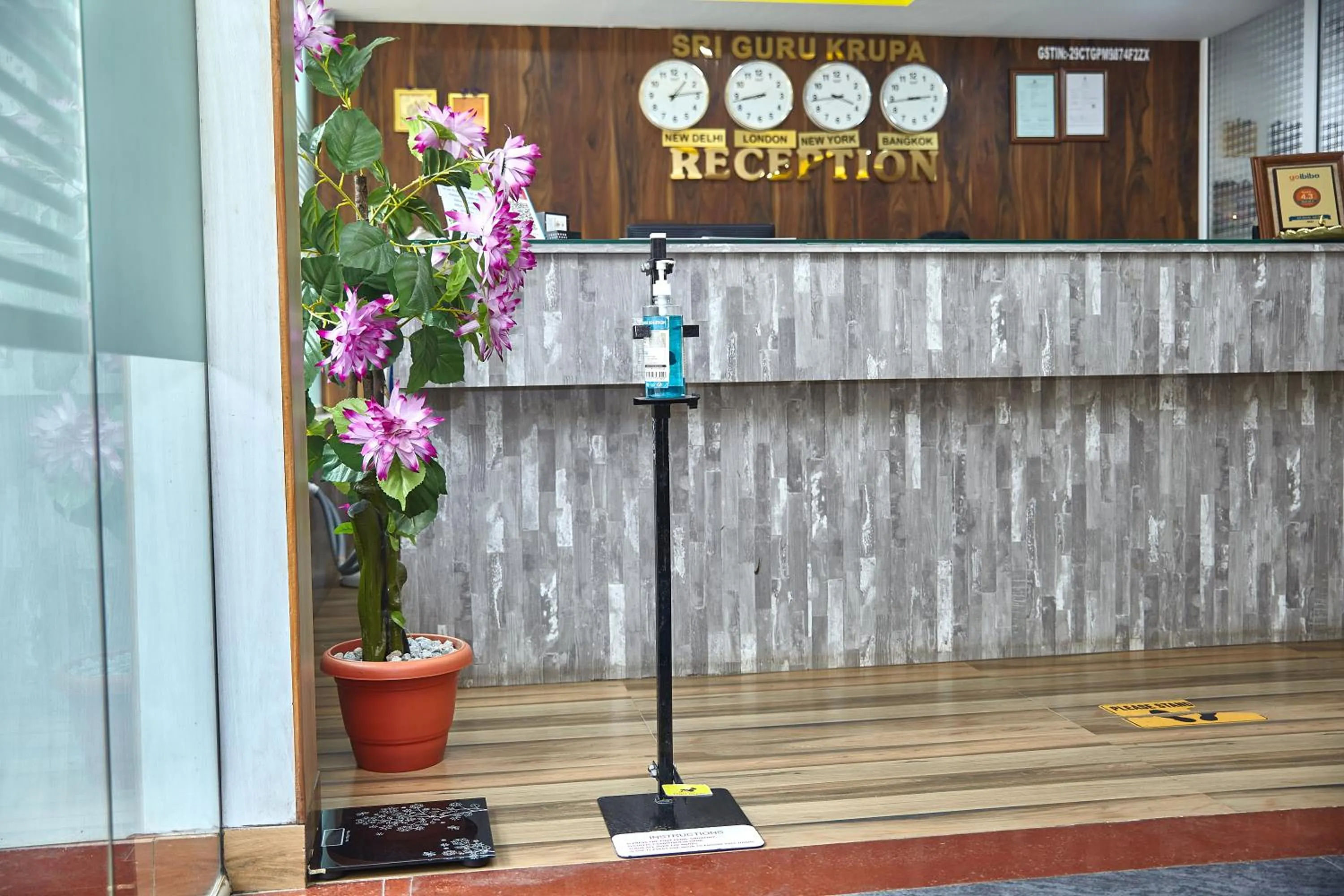 Lobby or reception in SM Royal Suites - Hotel near Kempegowda international Airport Bangalore