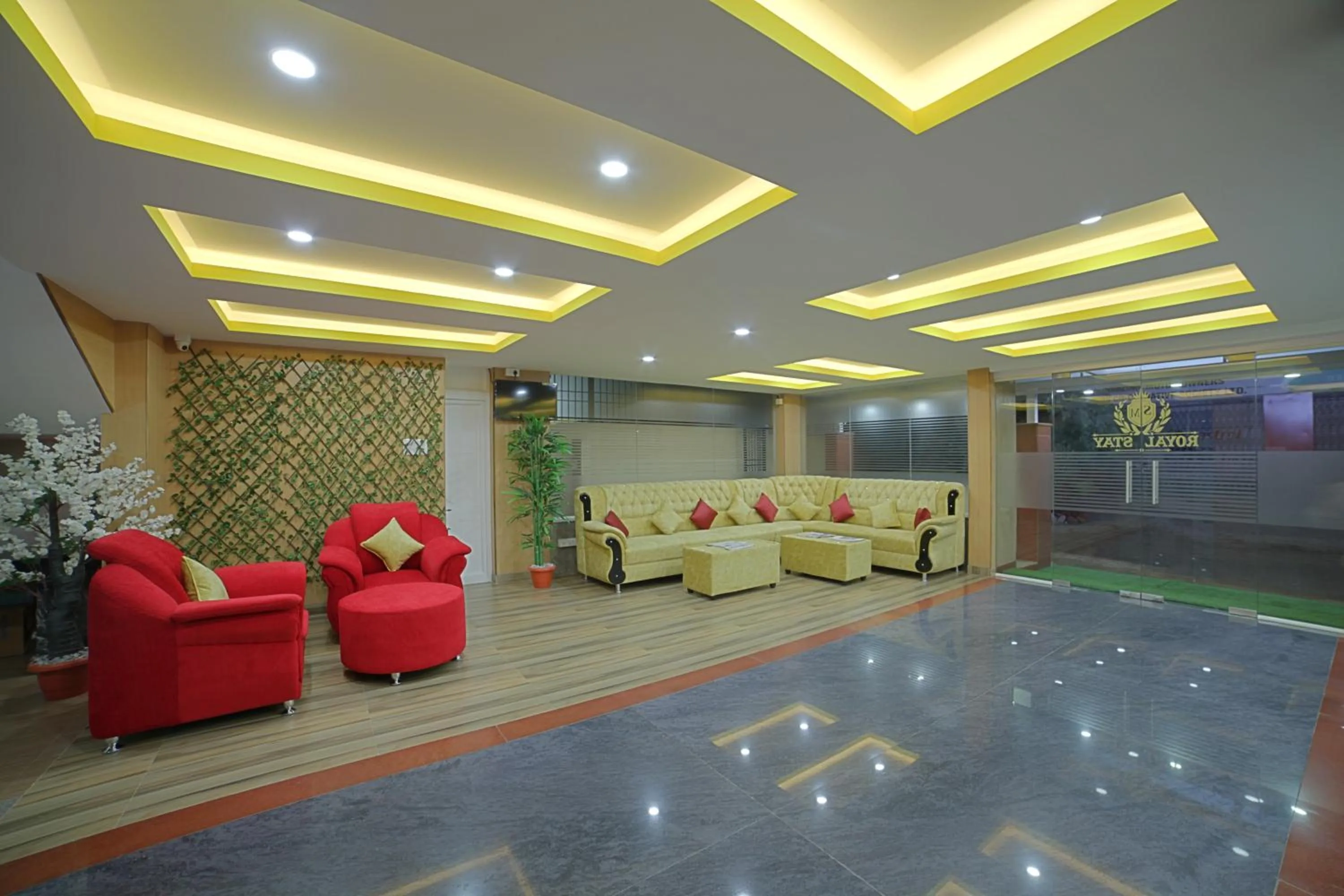 Lobby or reception in SM Royal Suites - Hotel near Kempegowda international Airport Bangalore