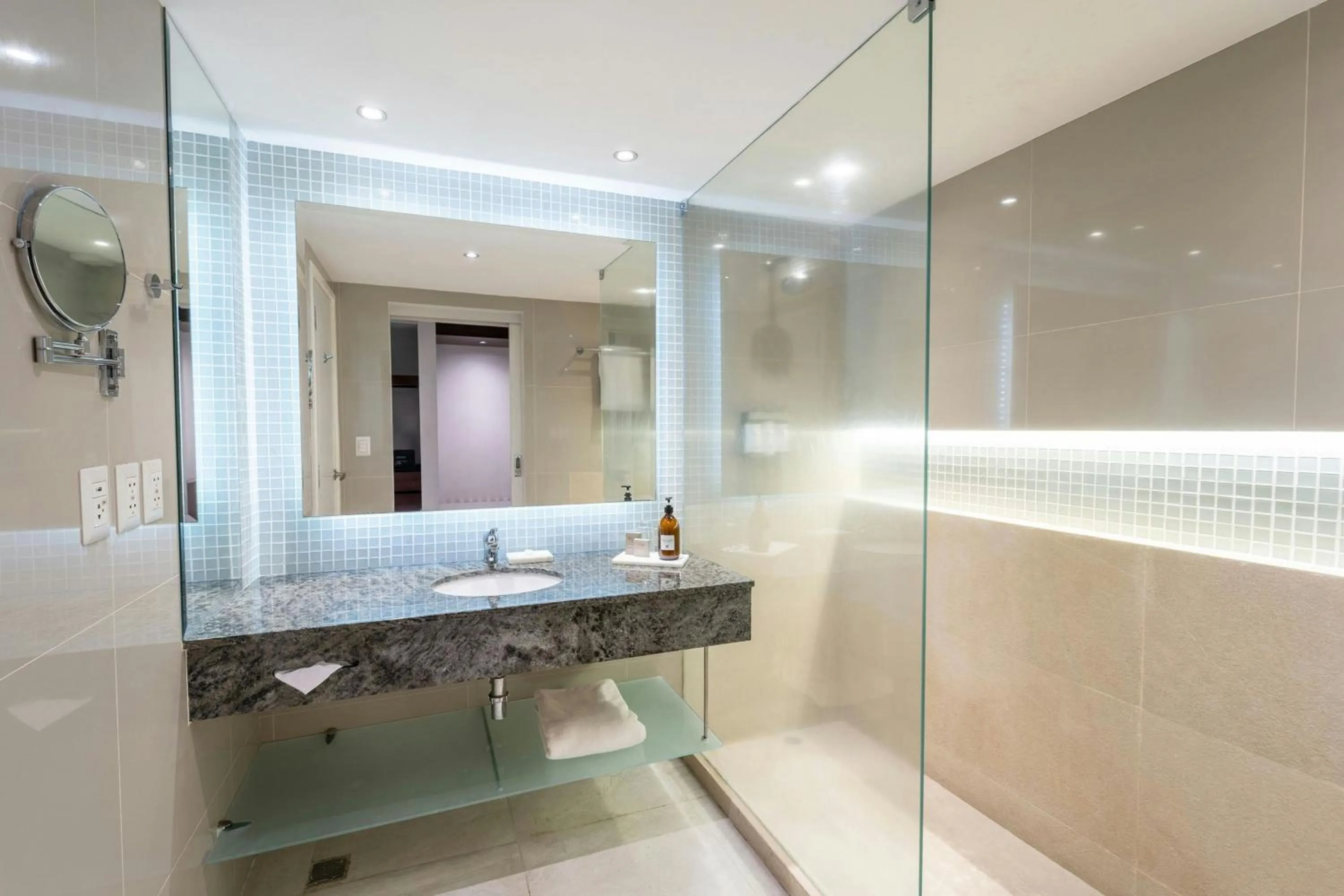 Lounge or bar in Los Tajibos, Santa Cruz de la Sierra, a Tribute Portfolio Hotel