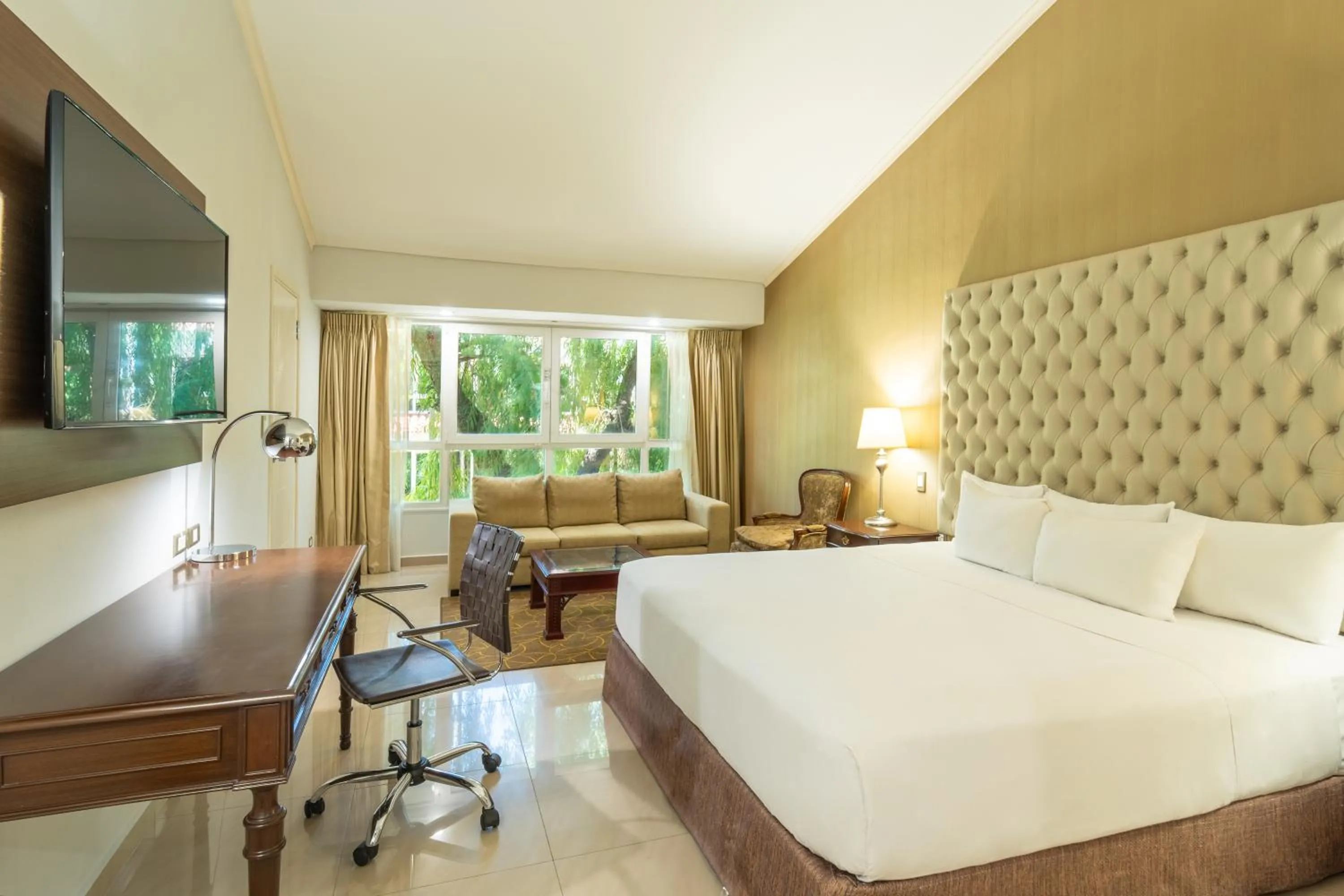 Bathroom, Bed in Los Tajibos, Santa Cruz de la Sierra, a Tribute Portfolio Hotel