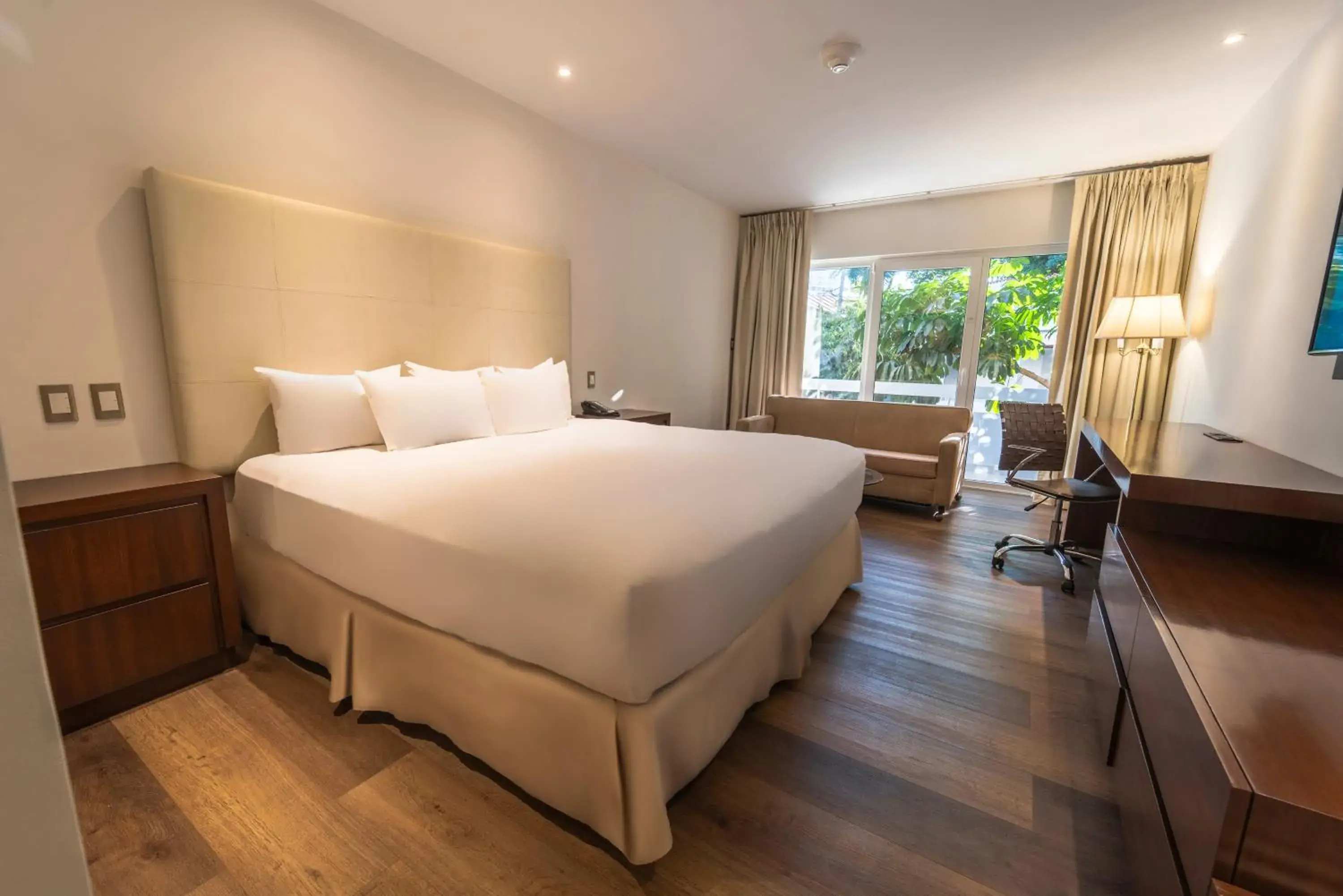 Executive King Room with Balcony and Garden View in Los Tajibos, Santa Cruz de la Sierra, a Tribute Portfolio Hotel Executive King Room with Balcony and Garden View in Los Tajibos, Santa Cruz de la Sierra, a Tribute Portfolio Hotel