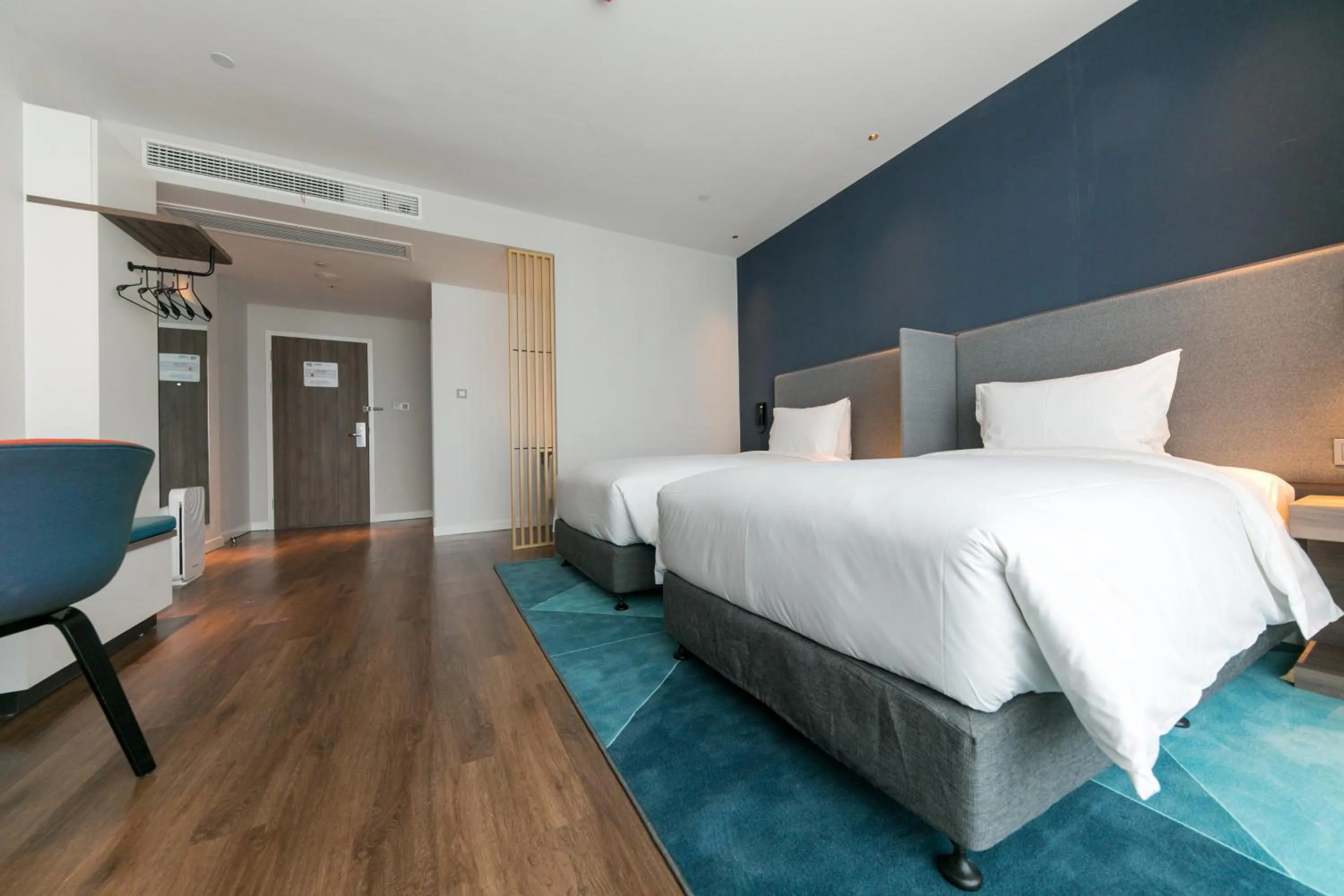 Photo of the whole room, Bed in Holiday Inn Express Shanghai Tangzhen, an IHG Hotel