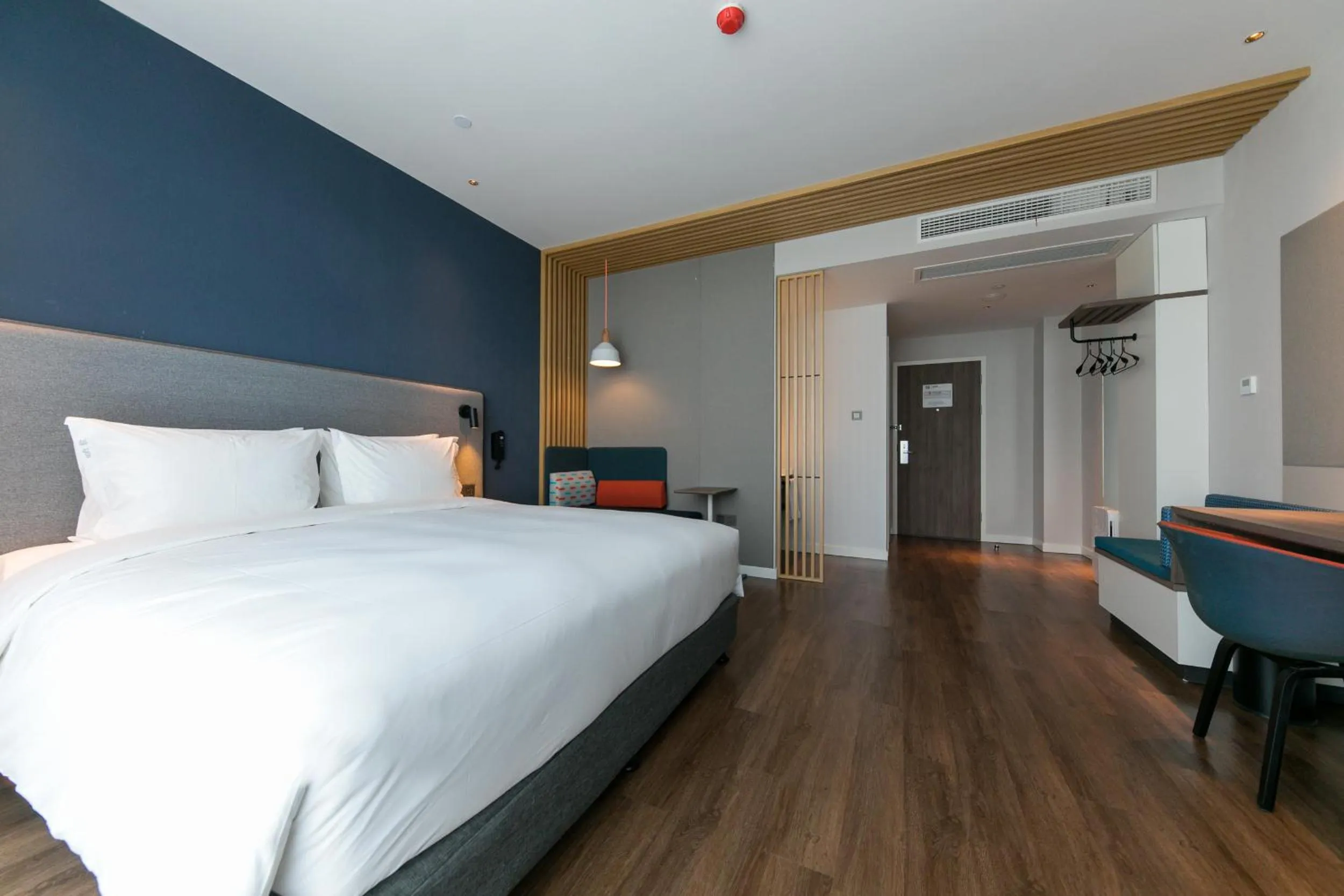 Property building, Bed in Holiday Inn Express Shanghai Tangzhen, an IHG Hotel
