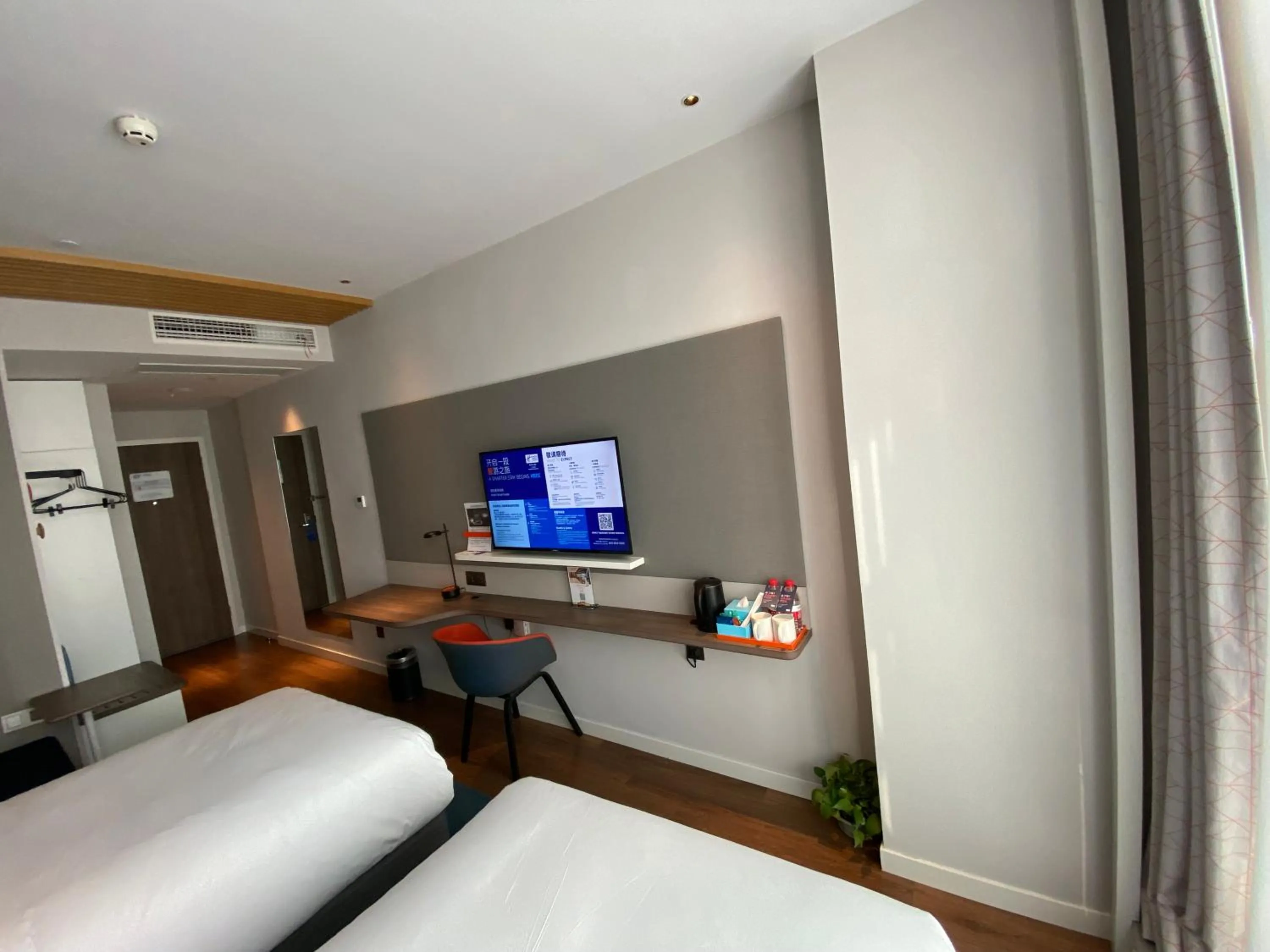 Living room, Bed in Holiday Inn Express Shanghai Tangzhen, an IHG Hotel