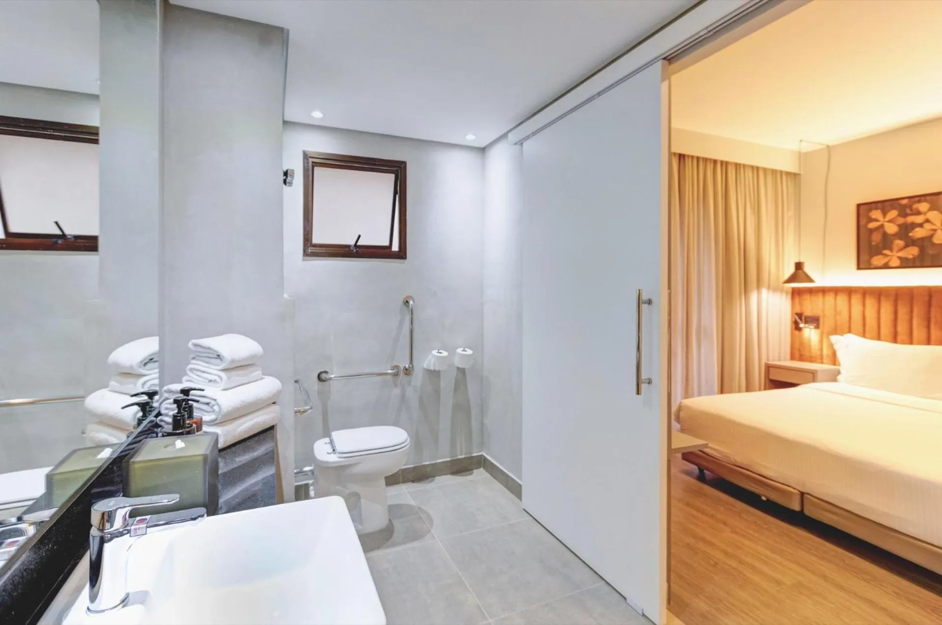 Bathroom, Bed in Double Tree by Hilton São Paulo Itaim