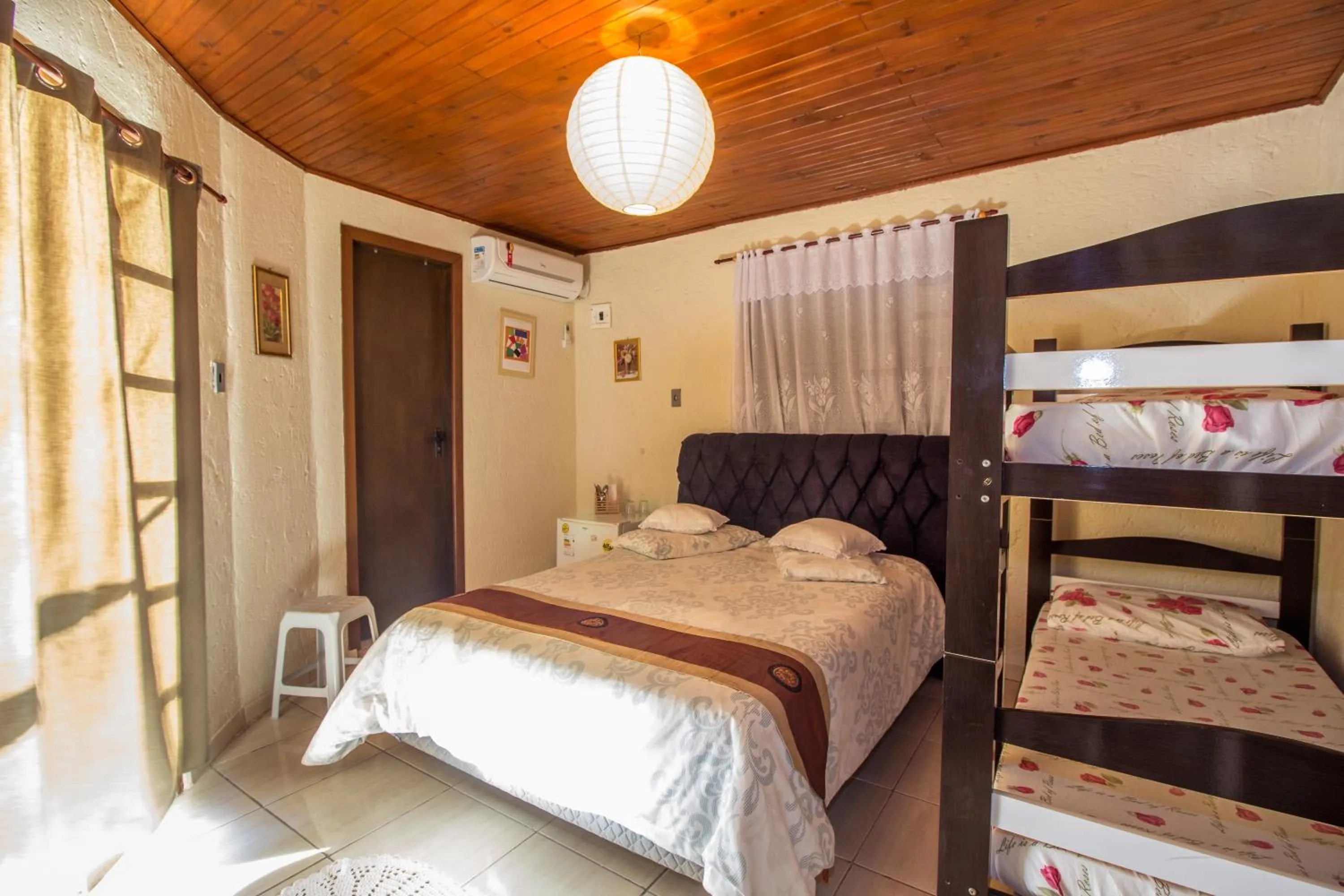 Shower, Bed in Green Mountain Pousada