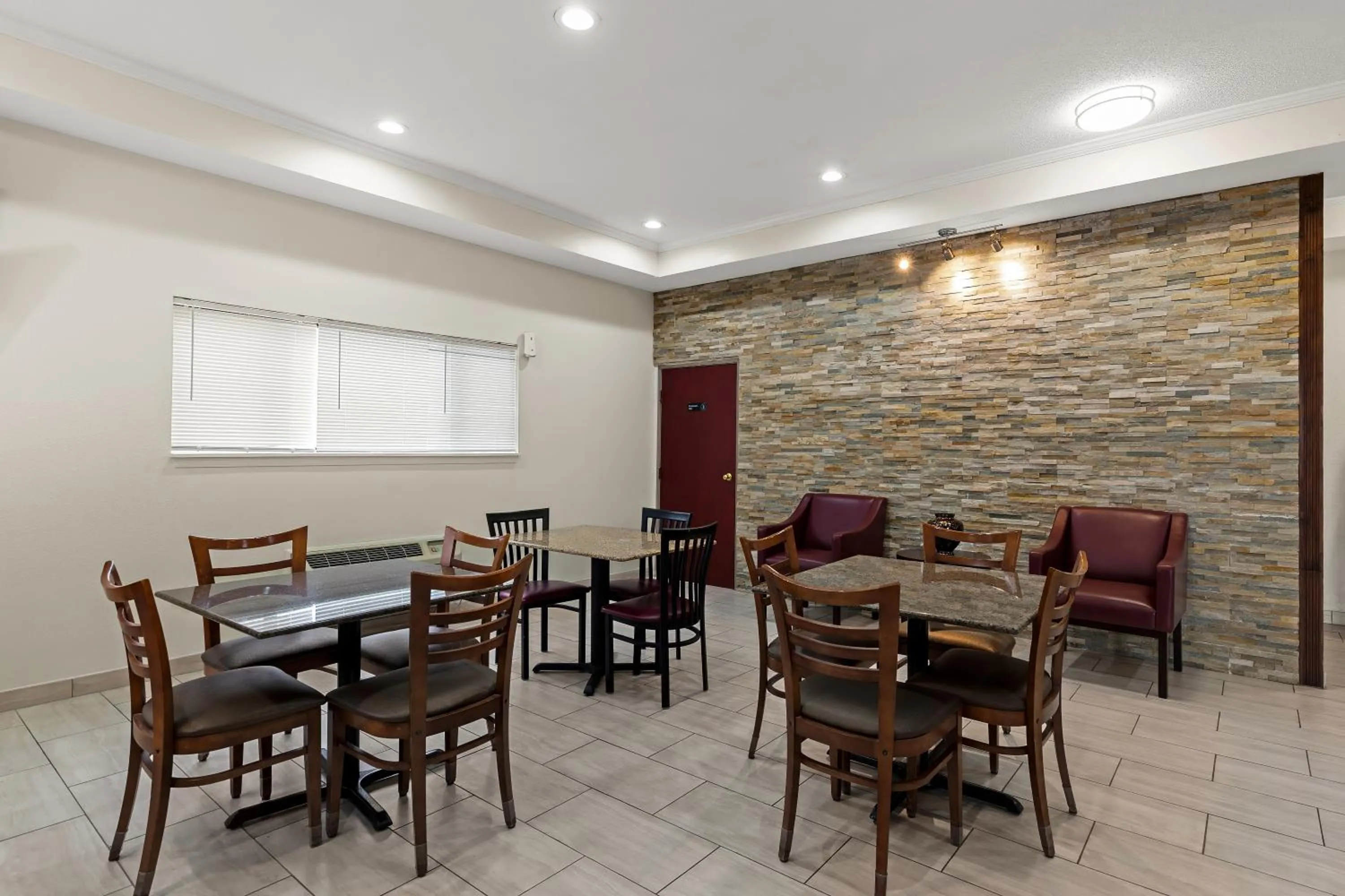 Seating area, Restaurant/Places to Eat in Fairbridge Inn Caseyville