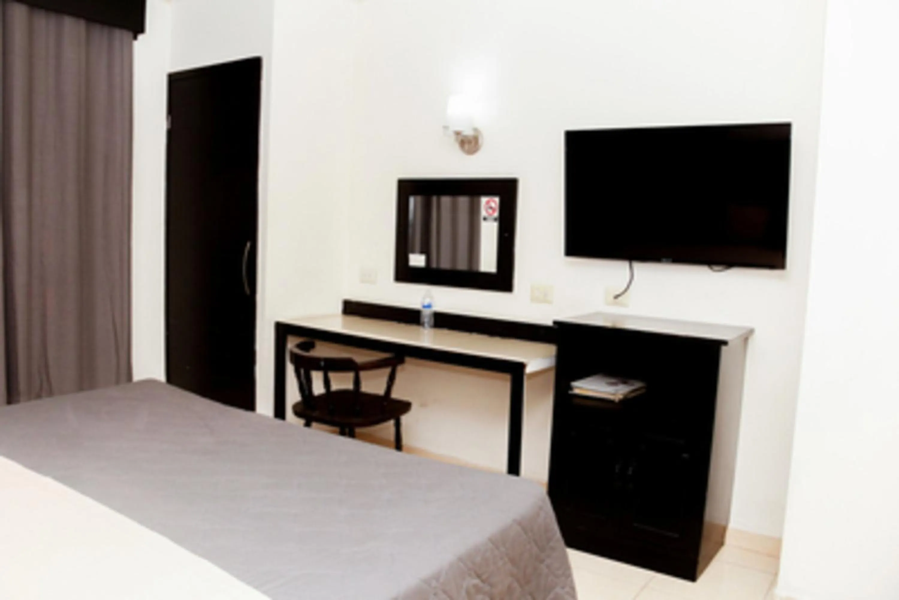 Photo of the whole room, Bed in Maxihotel Business Class Culiacan