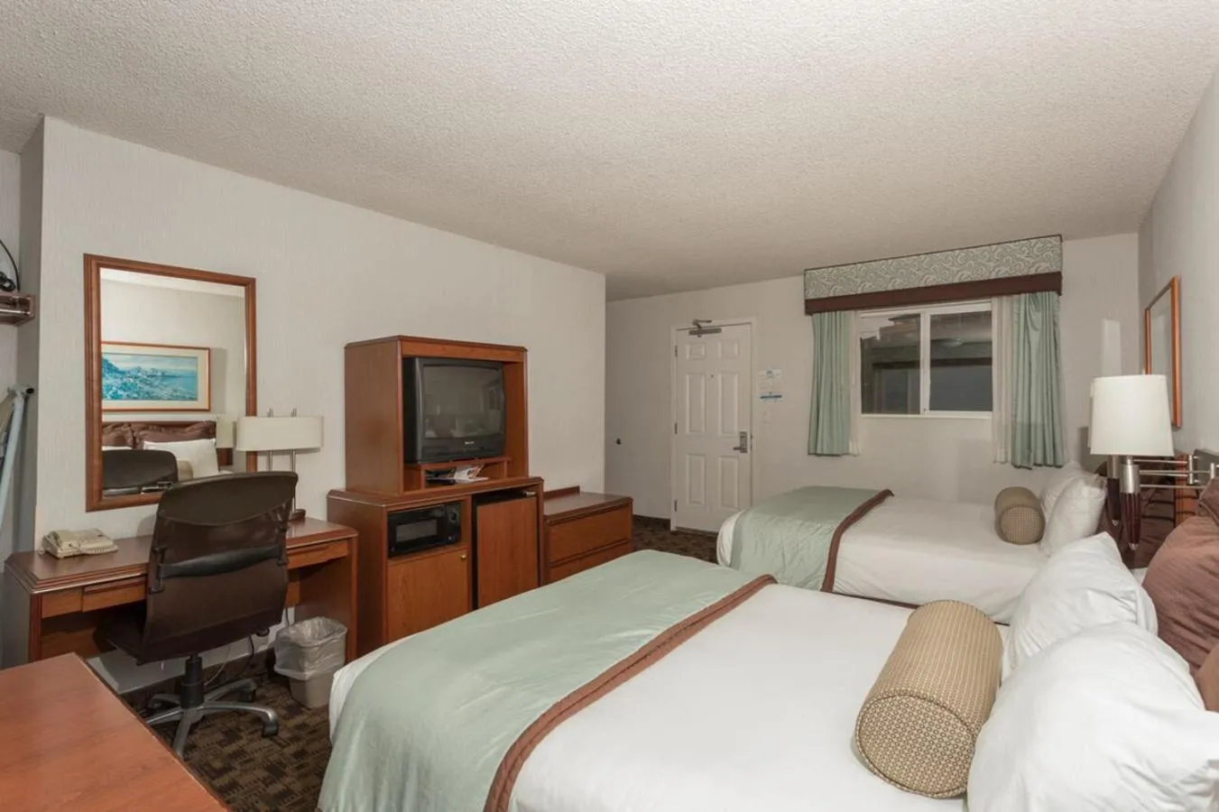 TV and multimedia, Bed in Shilo Inn Suites Newport