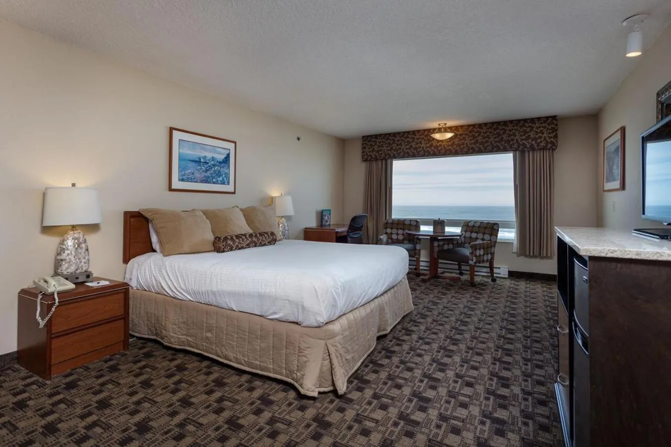 TV and multimedia, Bed in Shilo Inn Suites Newport